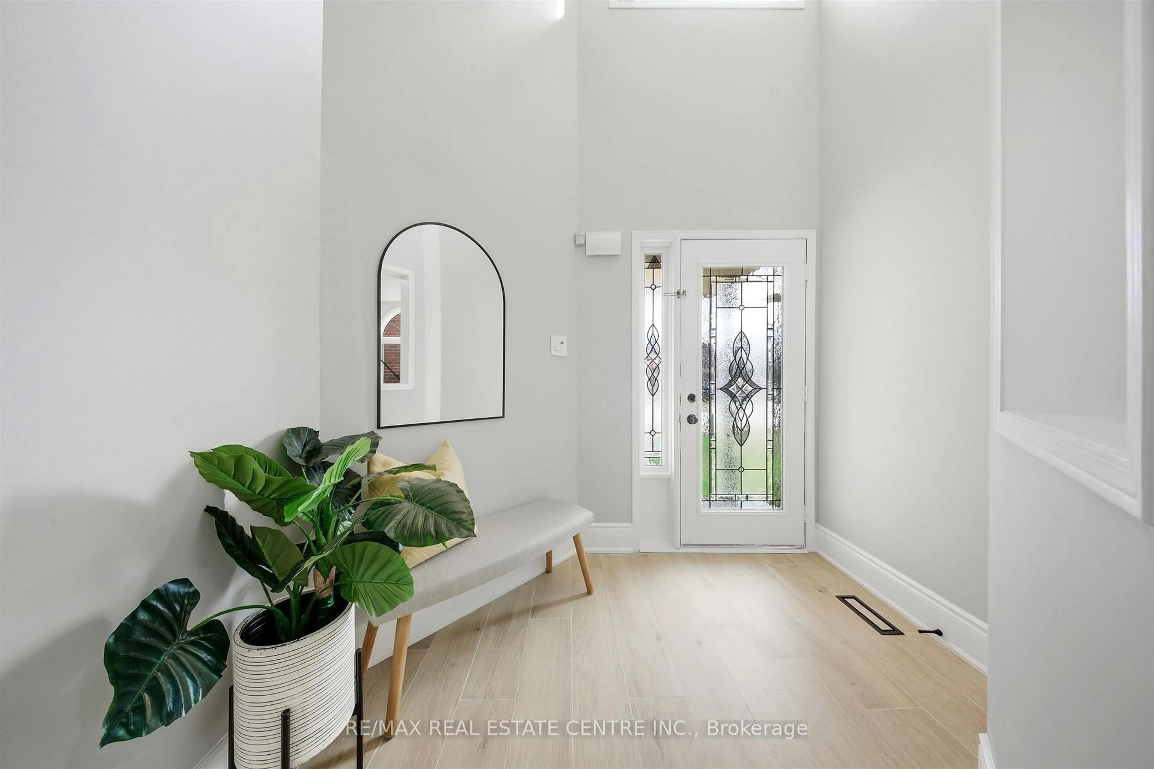 Indoor entryway for 2216 Vista Oak Rd, Oakville Ontario L6M 3L7