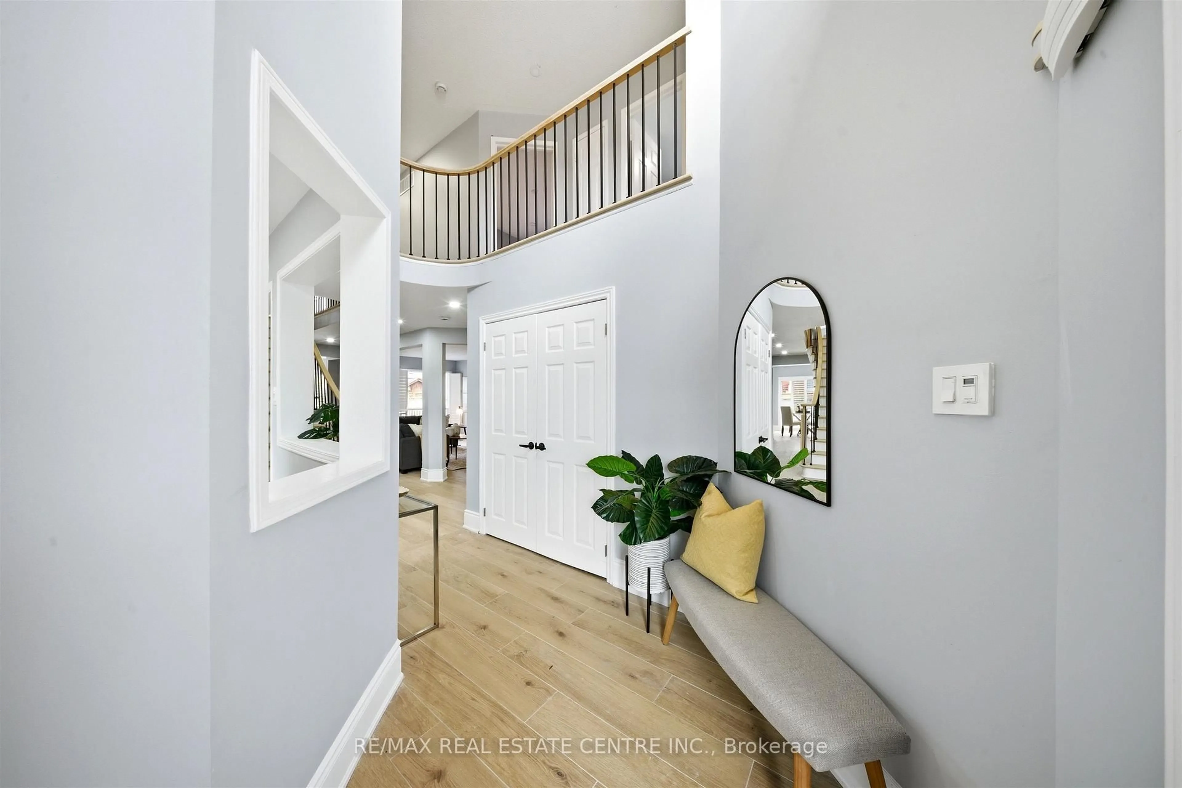 Indoor entryway for 2216 Vista Oak Rd, Oakville Ontario L6M 3L7