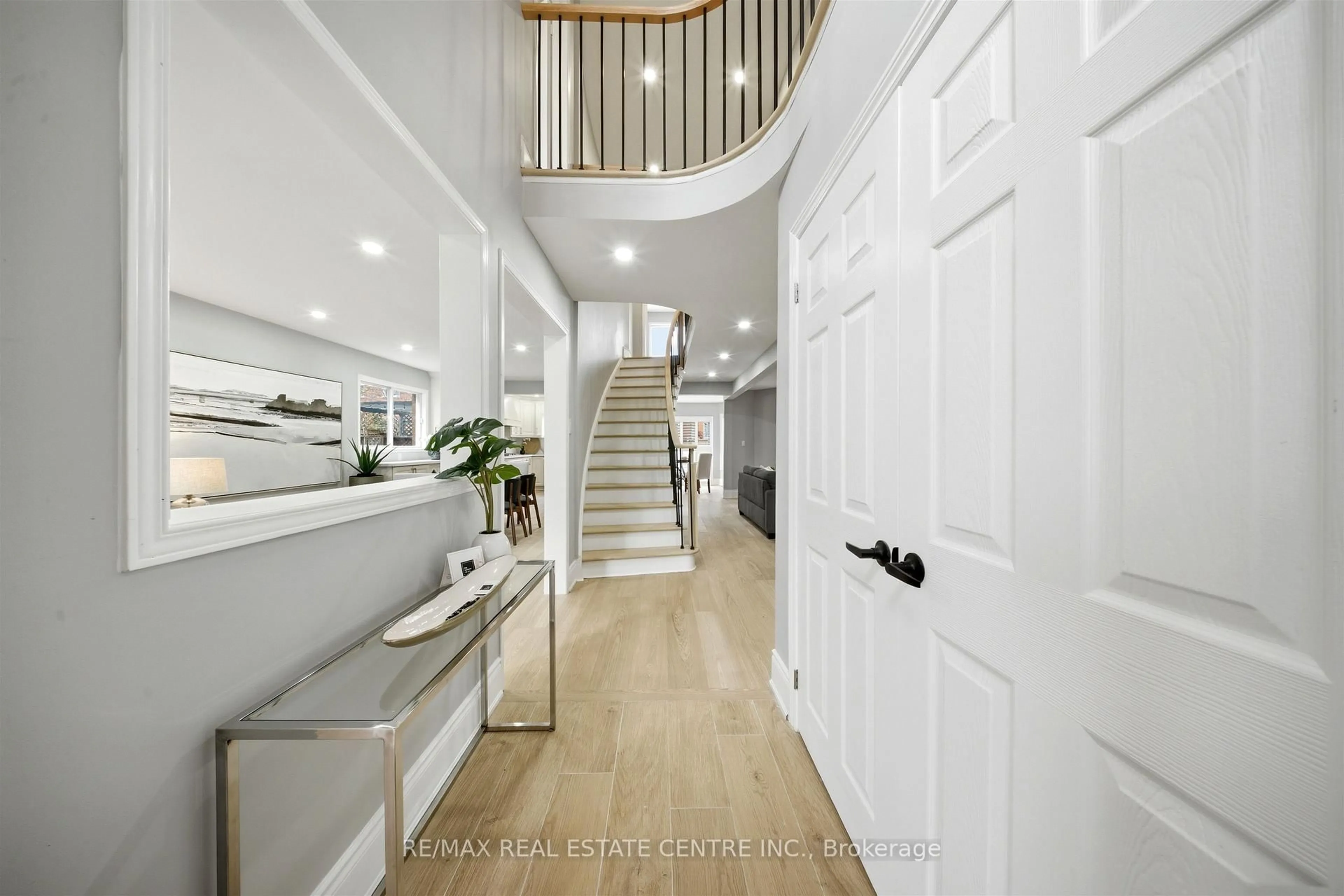 Indoor entryway for 2216 Vista Oak Rd, Oakville Ontario L6M 3L7