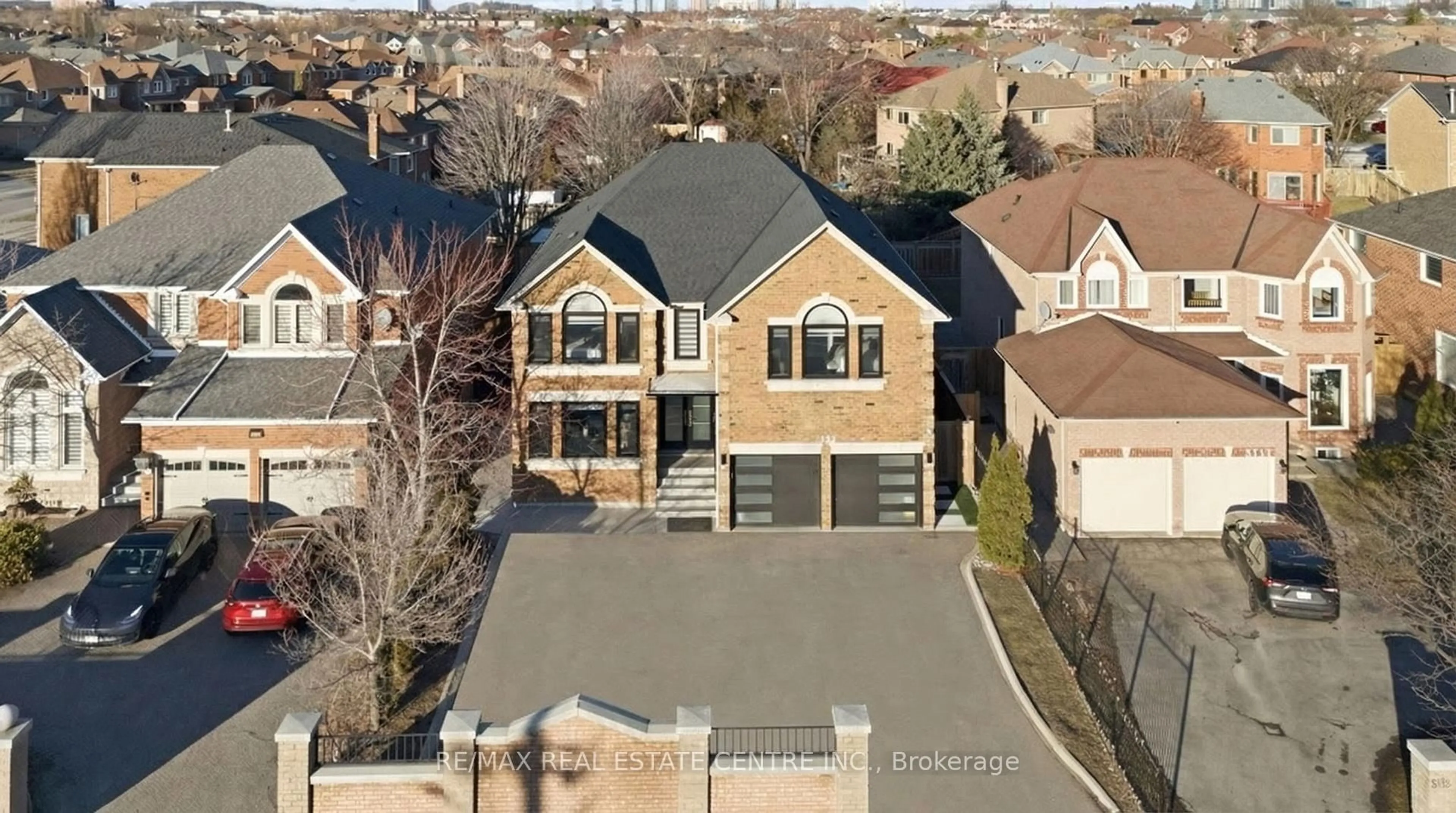 A pic from outside/outdoor area/front of a property/back of a property/a pic from drone, street for 5121 Creditview Rd, Mississauga Ontario L5V 1R8