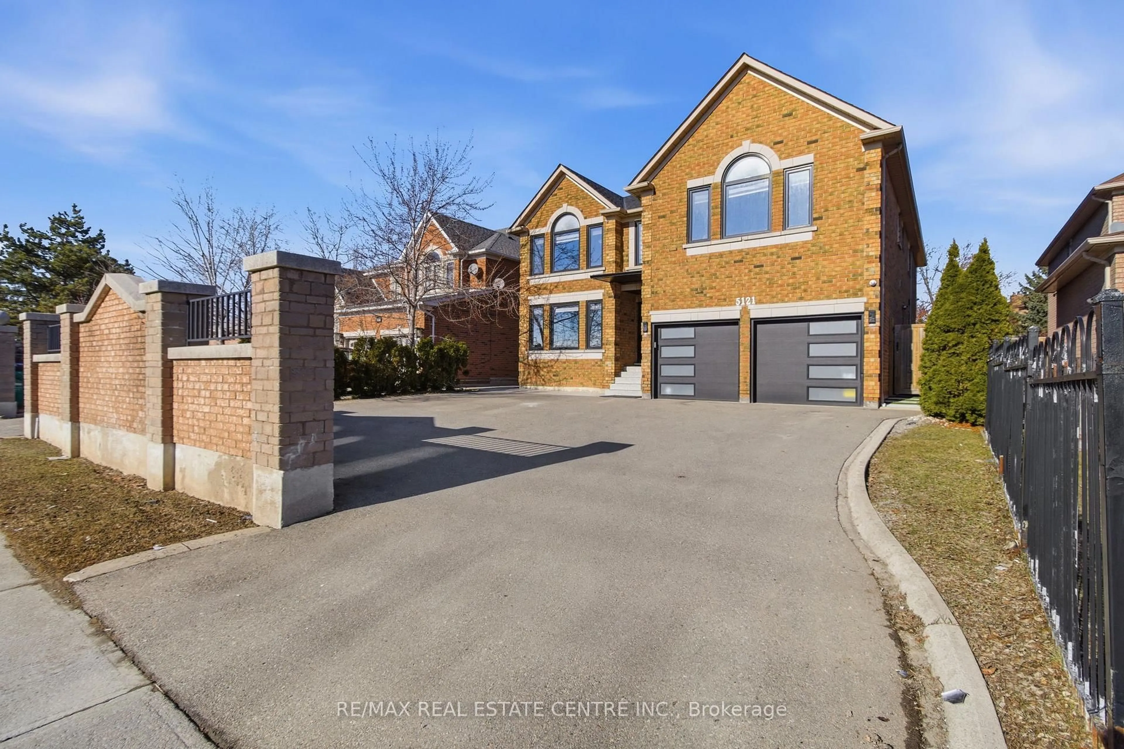 A pic from outside/outdoor area/front of a property/back of a property/a pic from drone, street for 5121 Creditview Rd, Mississauga Ontario L5V 1R8