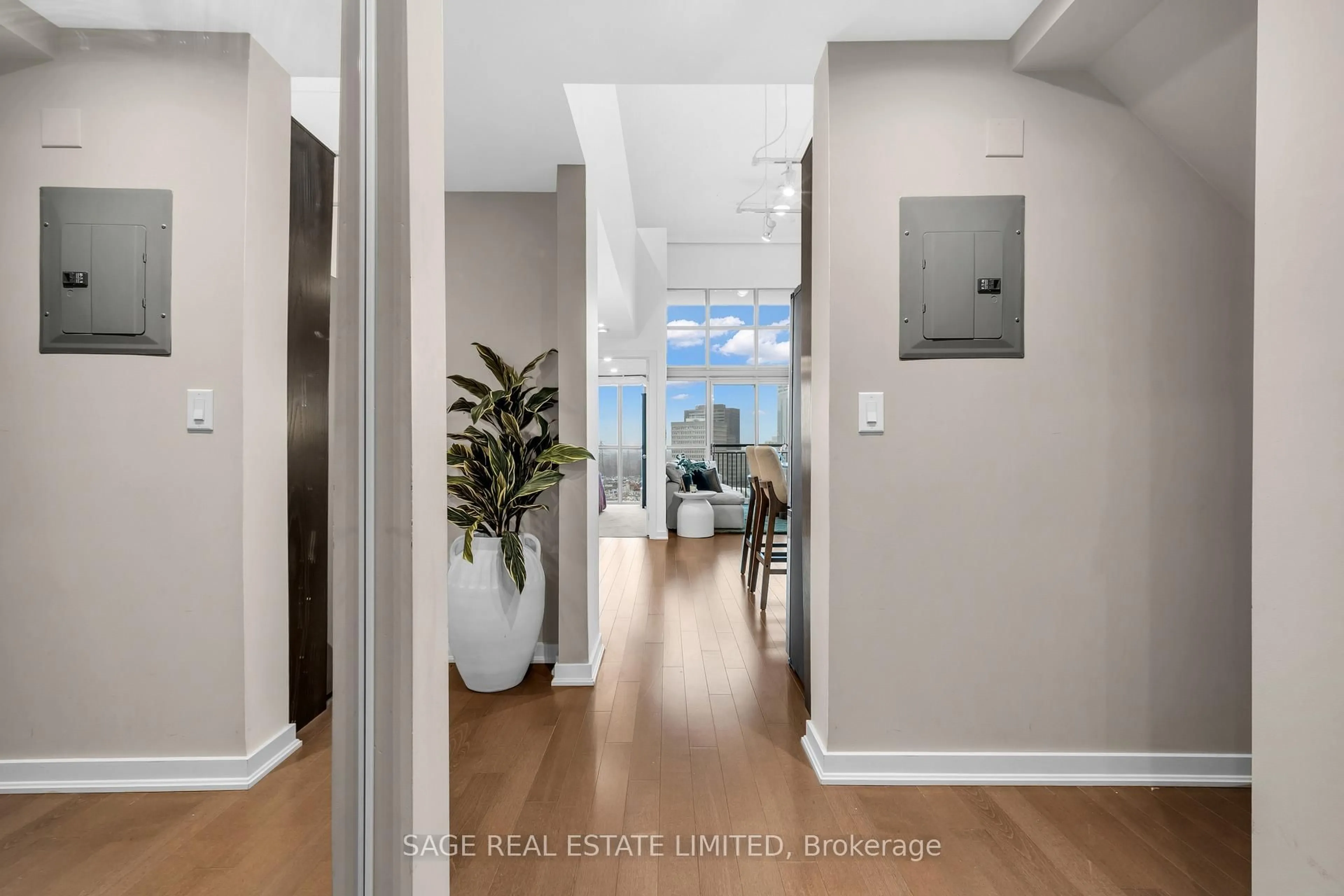 Indoor entryway for 2 Fieldway Rd #803, Toronto Ontario M8Z 0B9