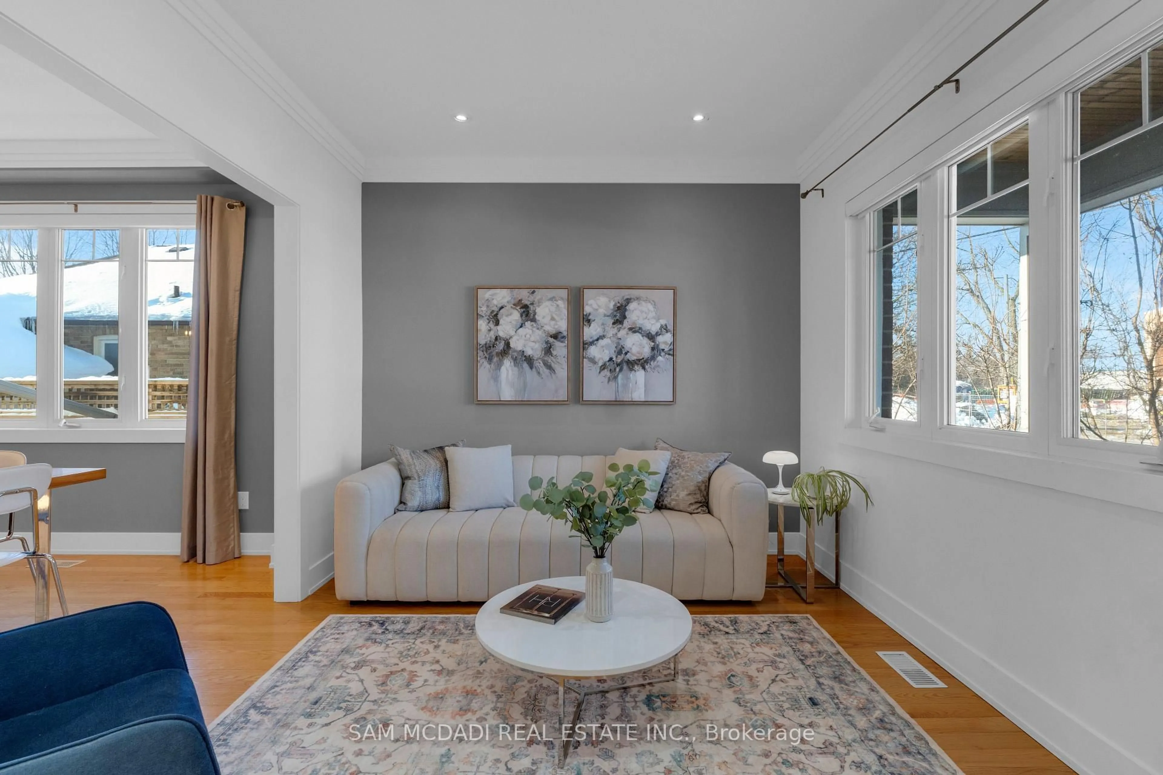 Living room with furniture, unknown for 38 Pine Ave, Mississauga Ontario L5H 2P8