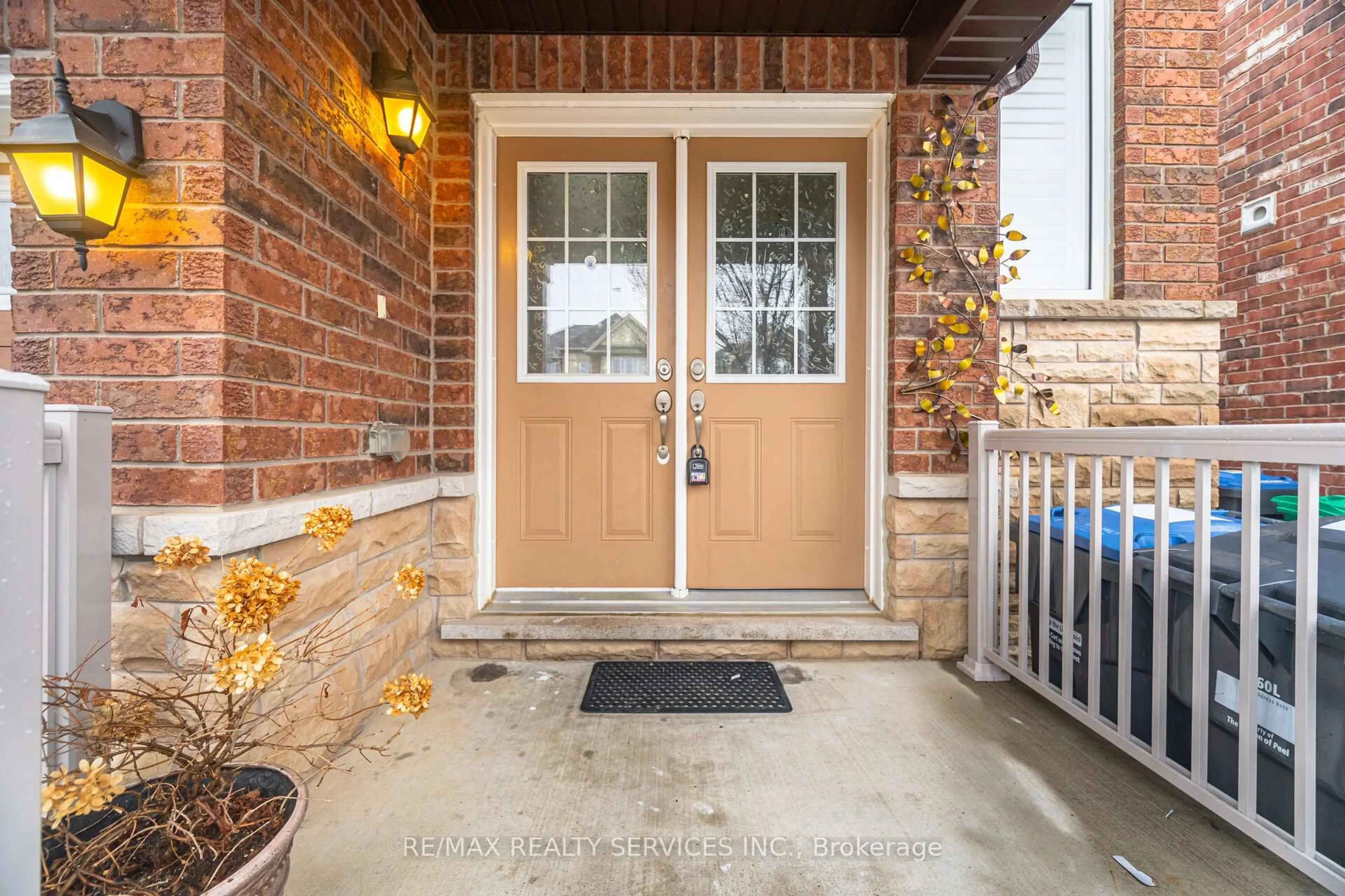 Indoor entryway for 31 MIRACLE Tr, Brampton Ontario L7A 0Y4