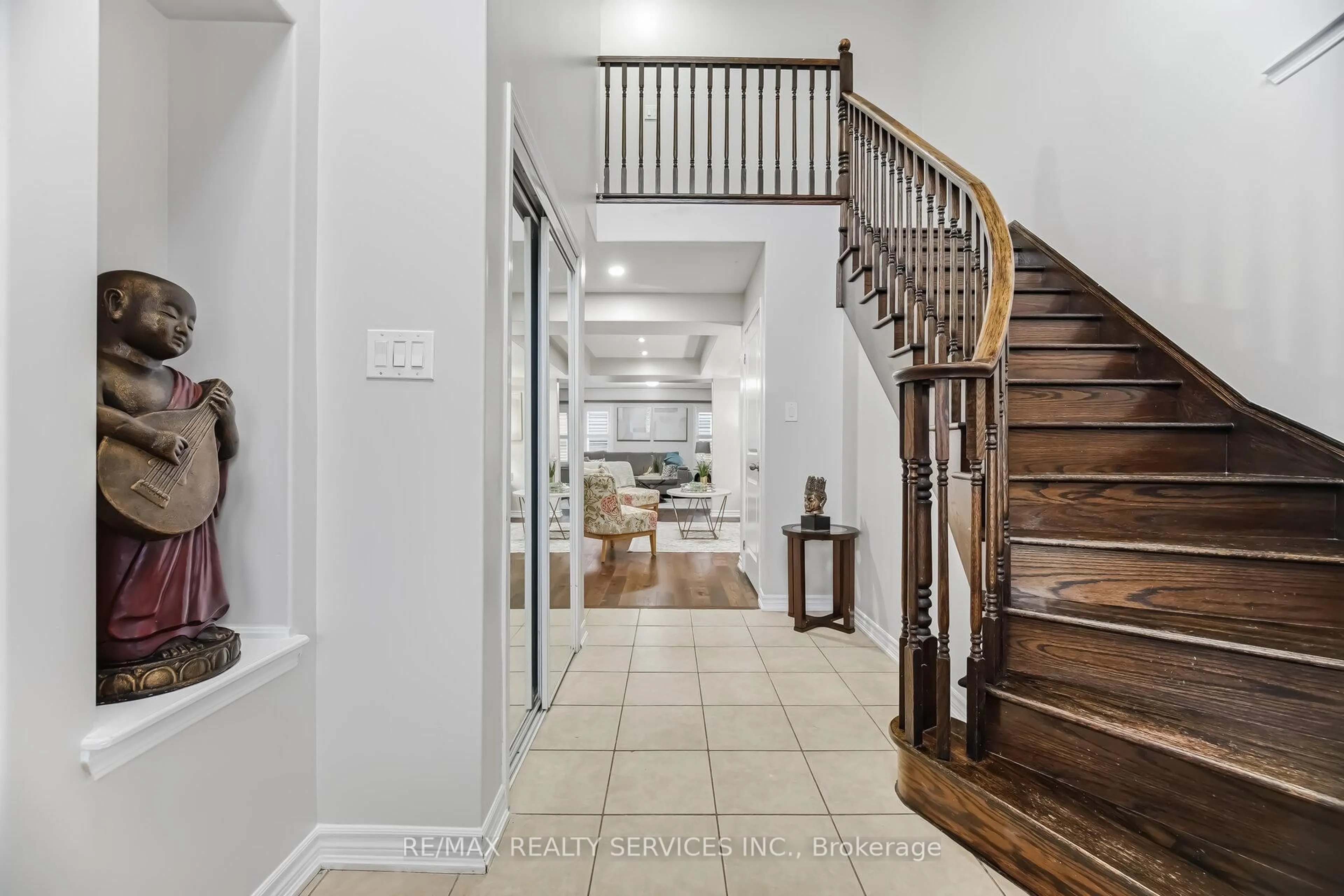 Indoor foyer for 31 MIRACLE Tr, Brampton Ontario L7A 0Y4
