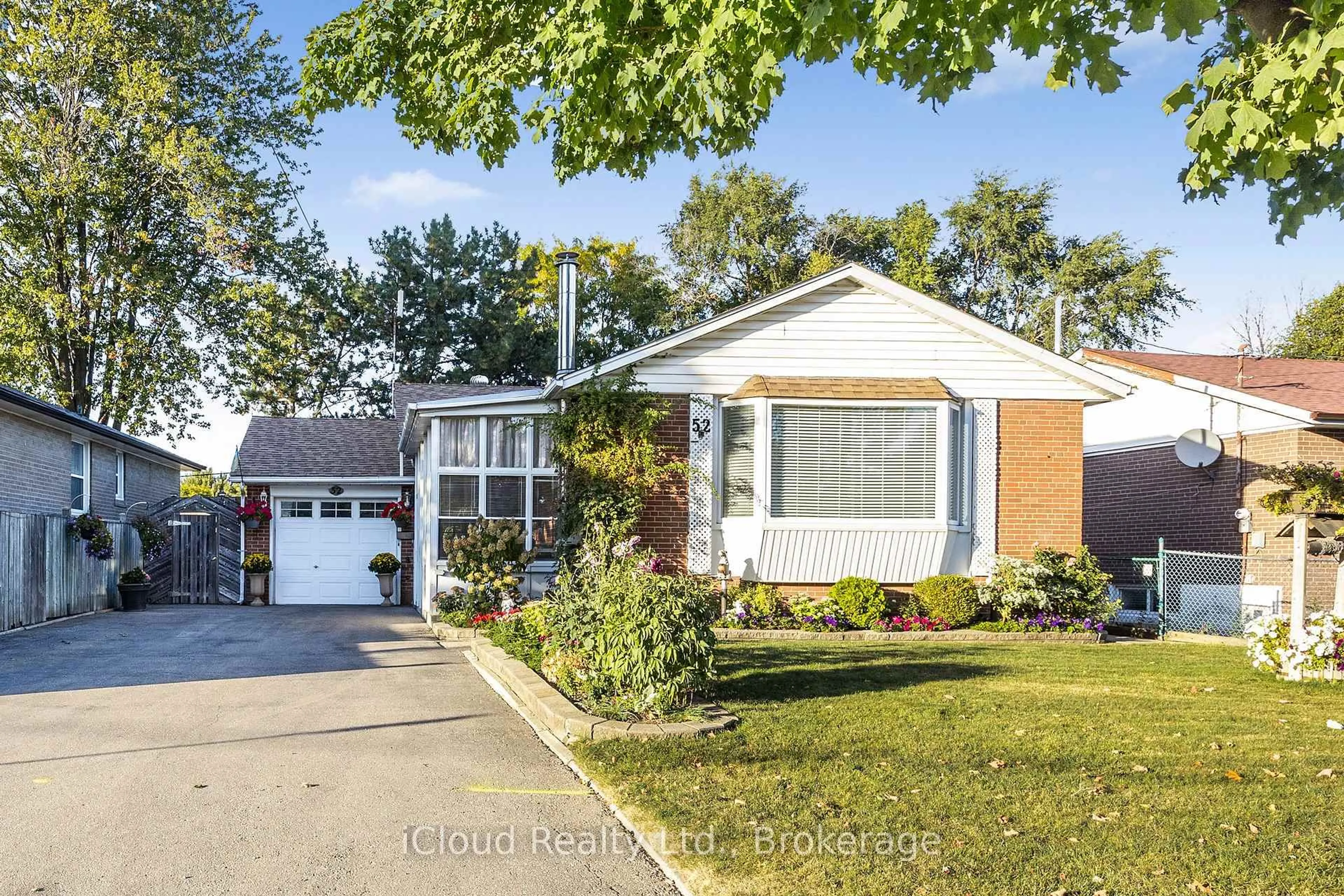 Home with vinyl exterior material, street for 52 Kimbark Dr, Brampton Ontario L6X 2A4