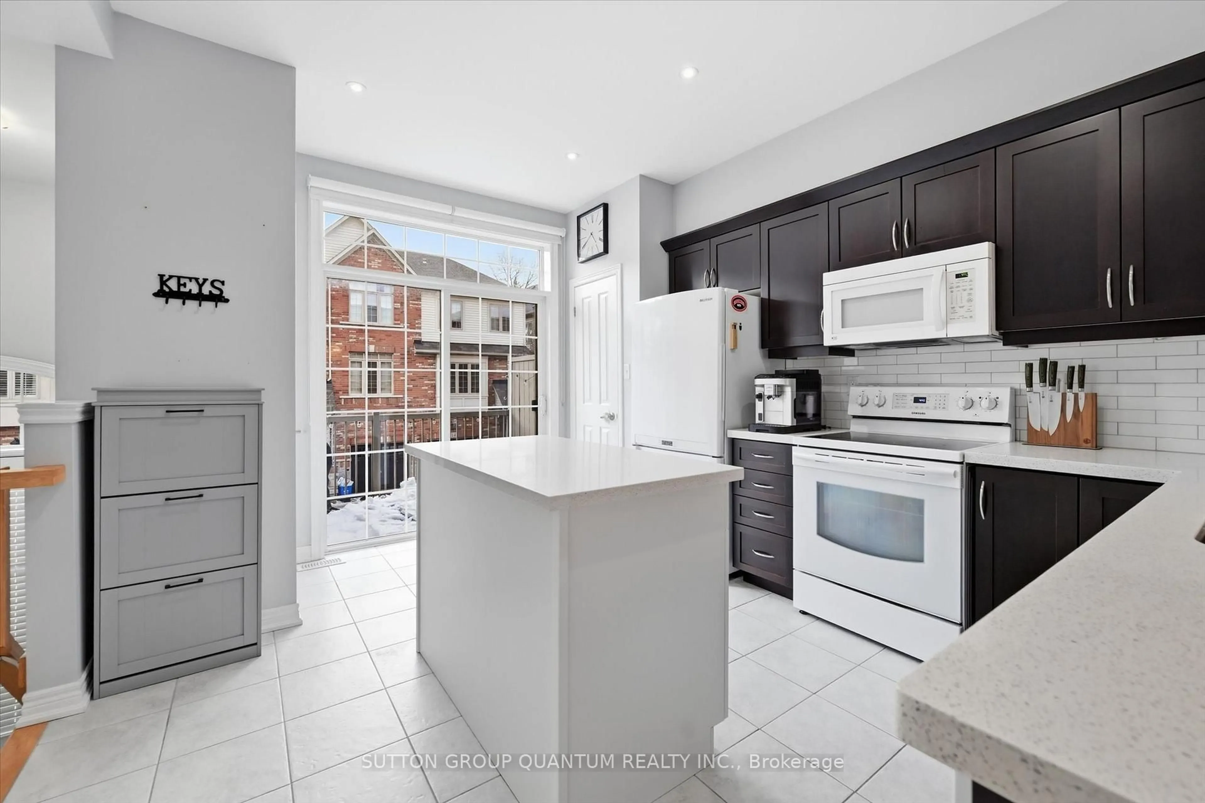 Open concept kitchen, ceramic/tile floor for 4165 Upper Middle Rd #2, Burlington Ontario L7M 0V4