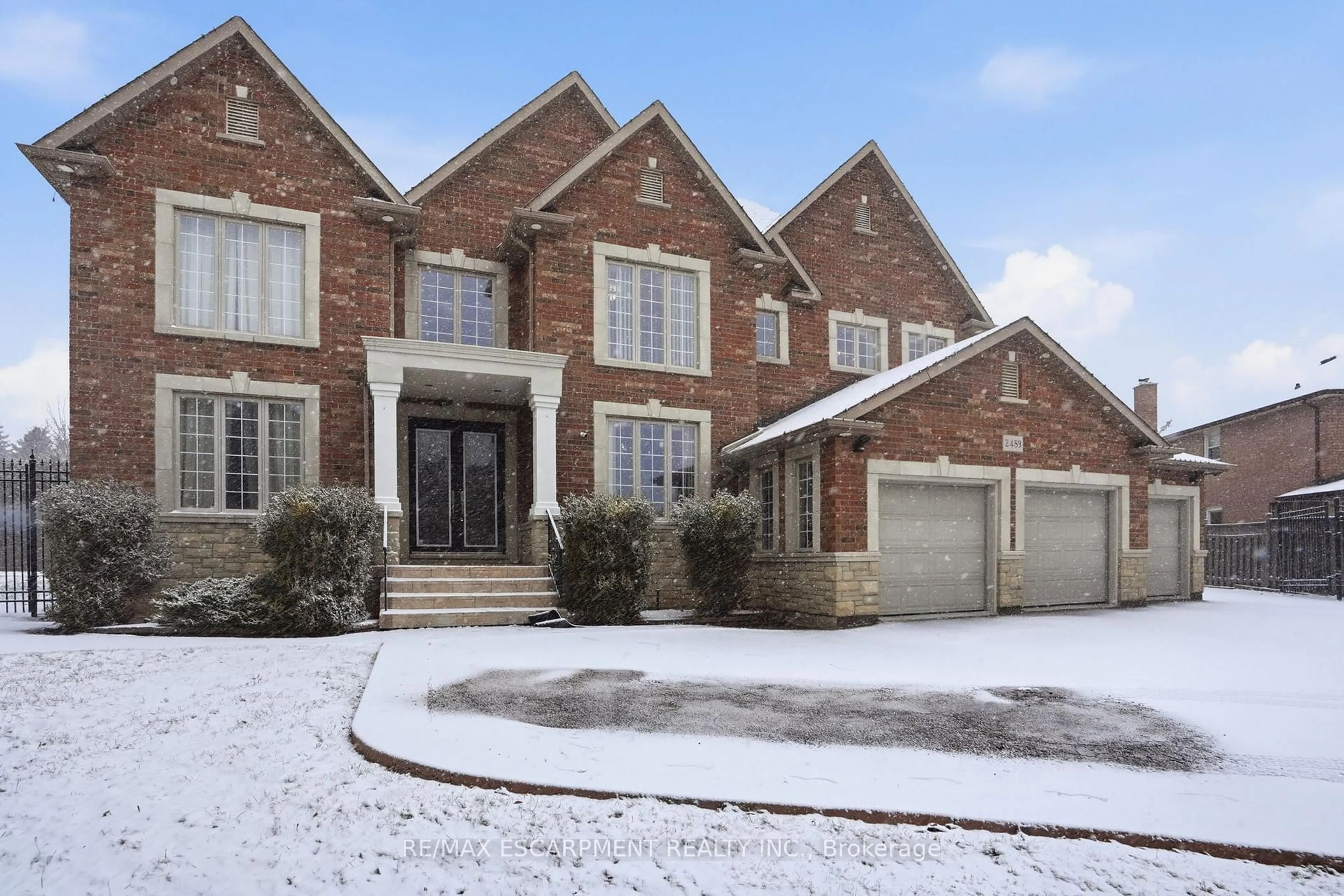 Home with brick exterior material, street for 2489 Olinda Crt, Mississauga Ontario L5C 4P5