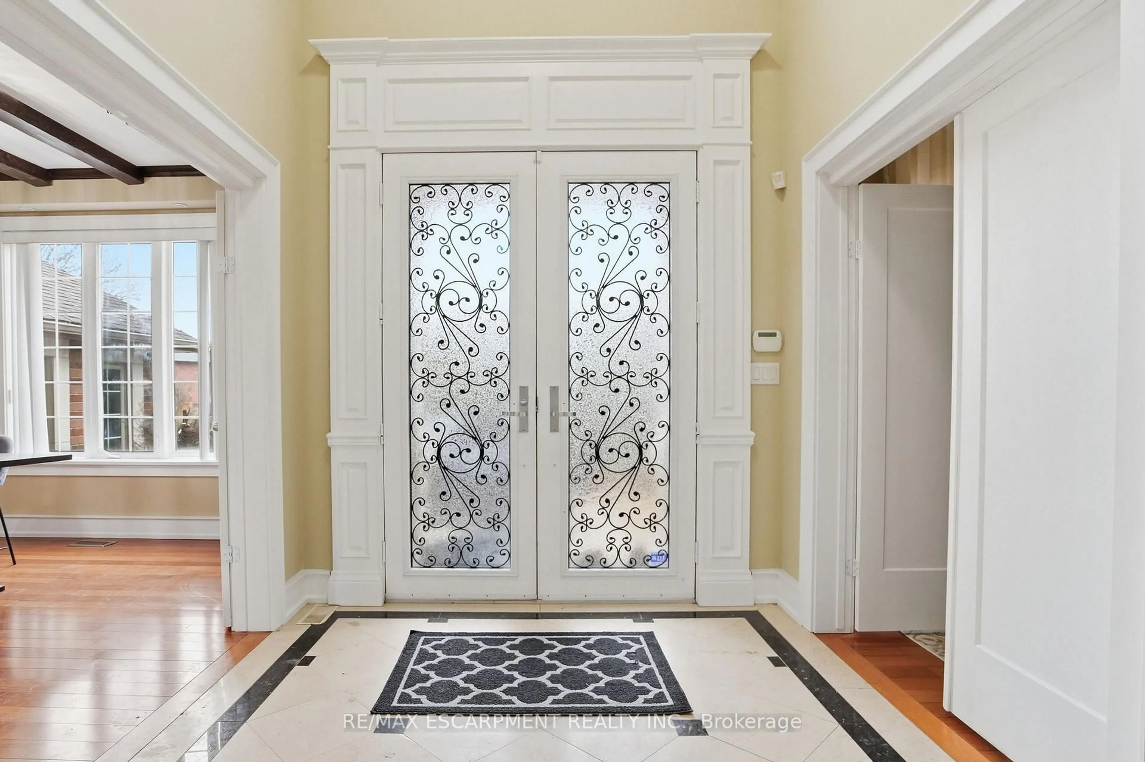 Indoor entryway for 2489 Olinda Crt, Mississauga Ontario L5C 4P5