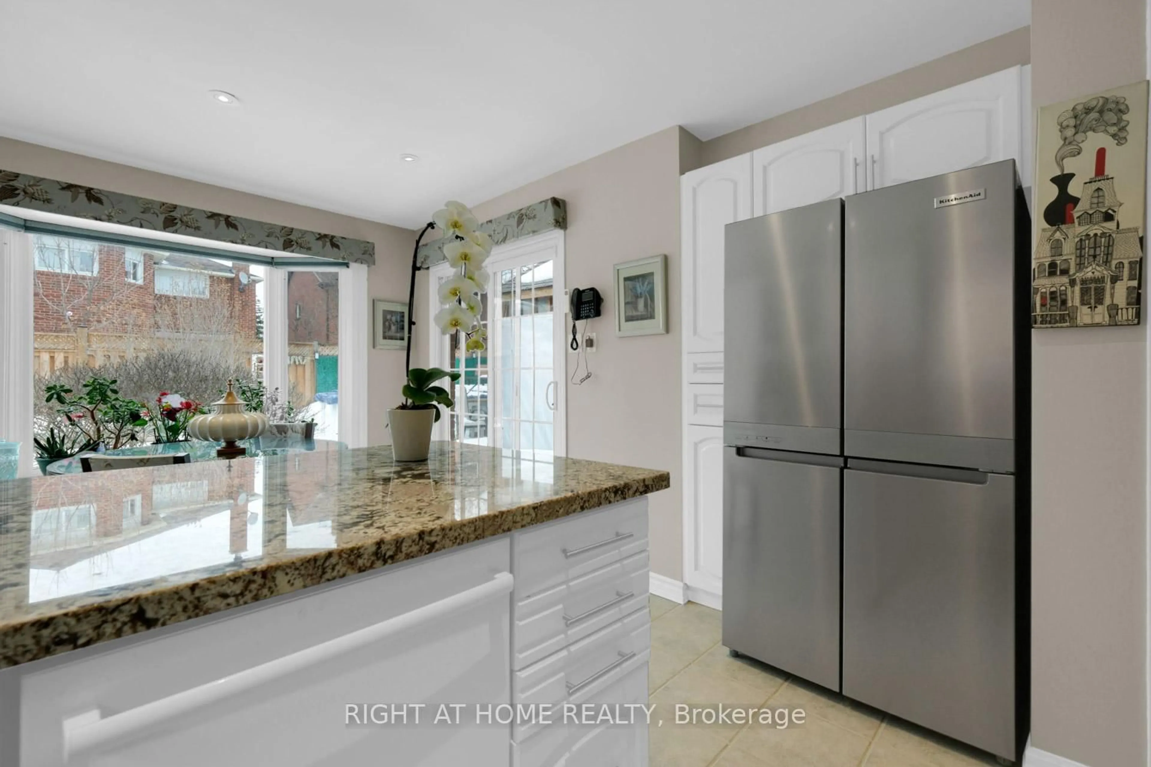 Open concept kitchen, ceramic/tile floor for 3098 Barwell Rd, Mississauga Ontario L5L 3Z9