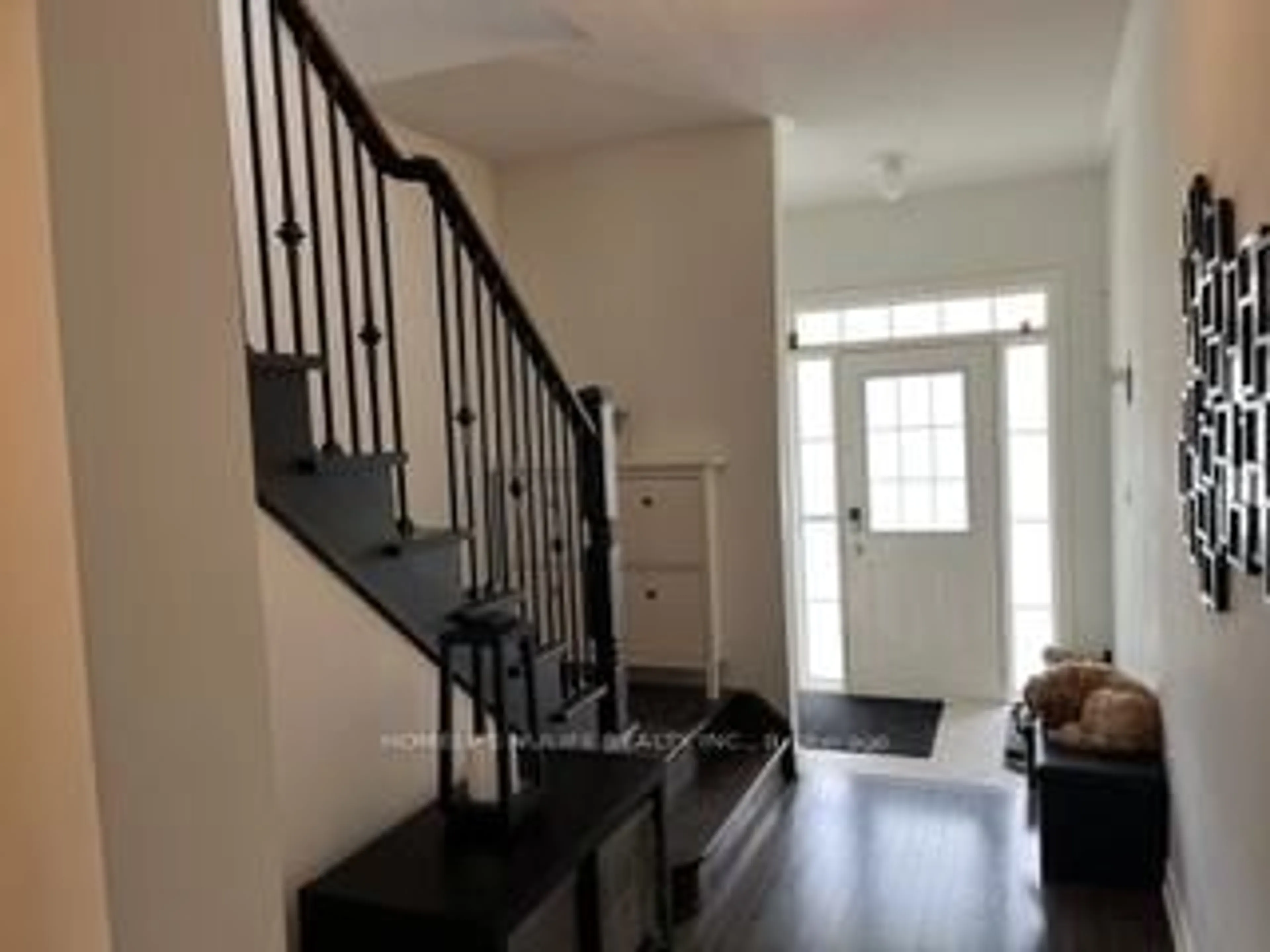 Indoor entryway for 5534 Meadowcrest Ave, Mississauga Ontario L5M 0V1