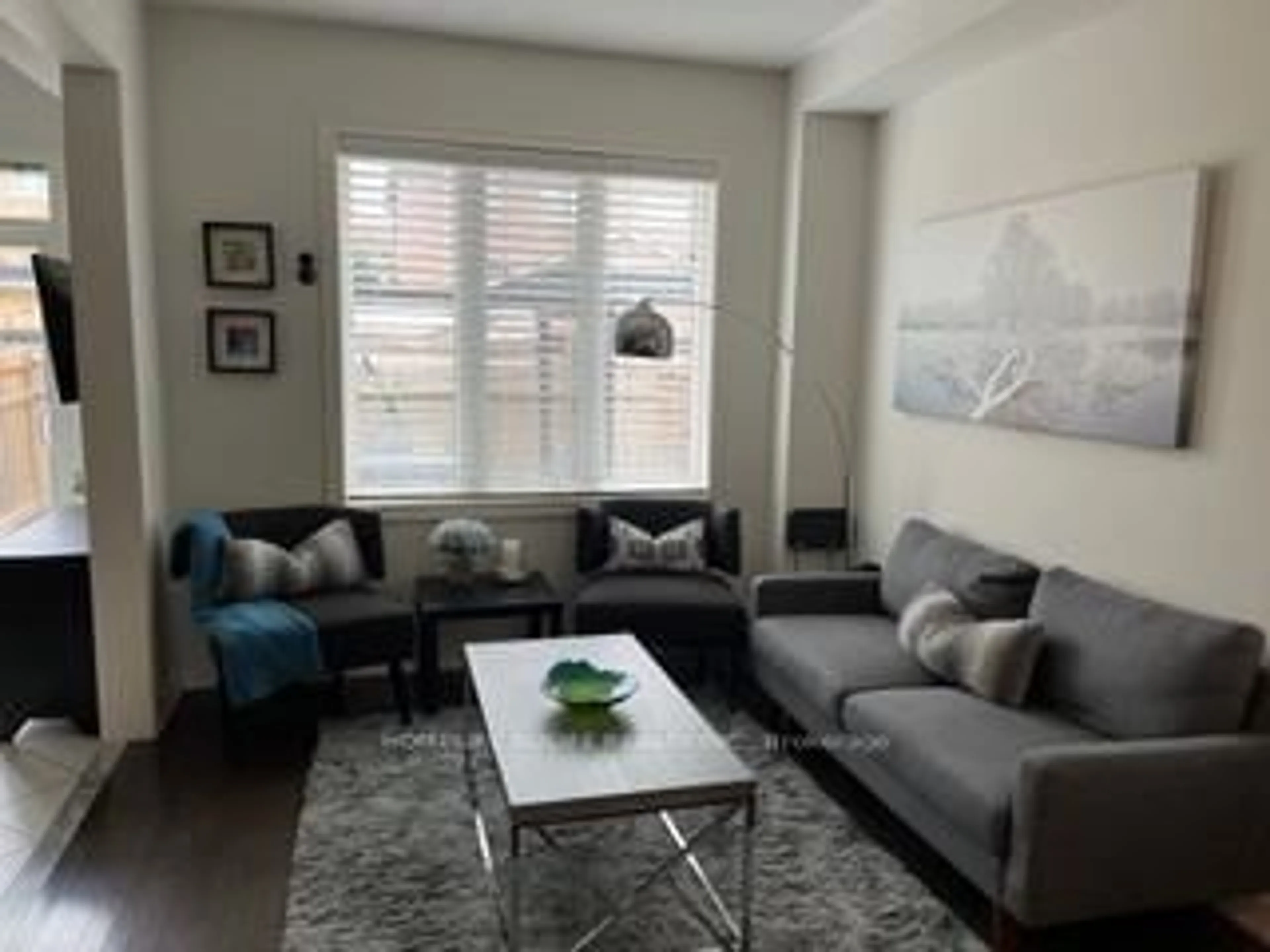 Living room with furniture, unknown for 5534 Meadowcrest Ave, Mississauga Ontario L5M 0V1