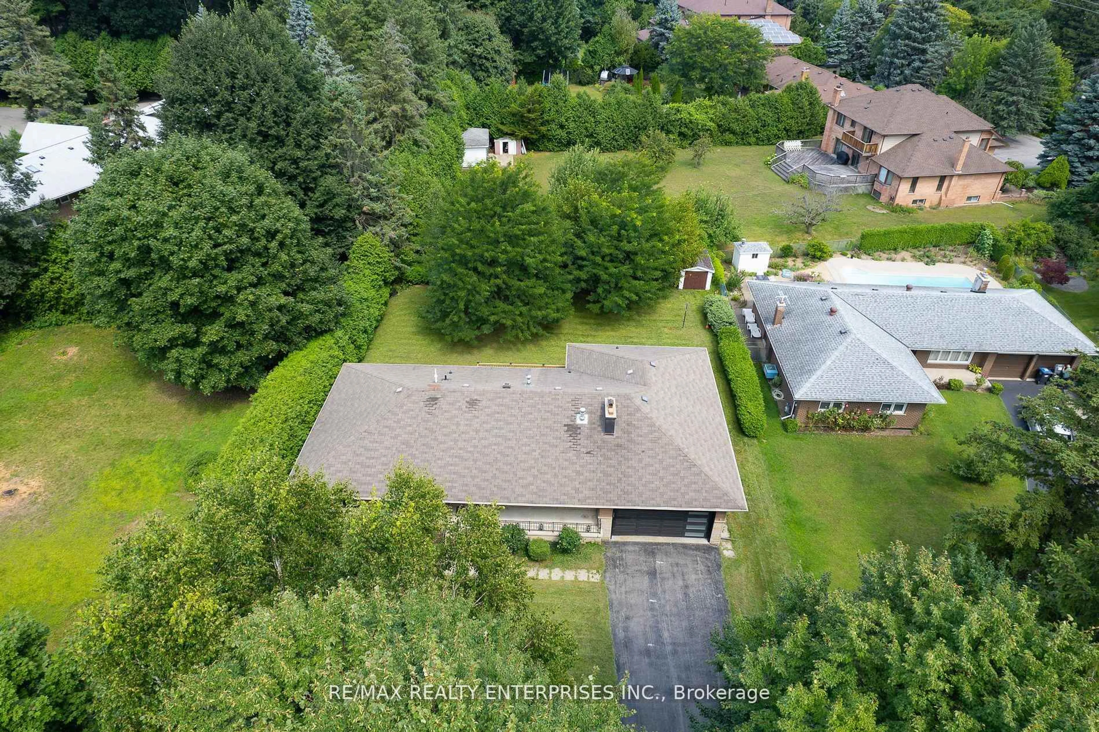 A pic from outside/outdoor area/front of a property/back of a property/a pic from drone, unknown for 2037 Lynchmere Ave, Mississauga Ontario L5B 1W7