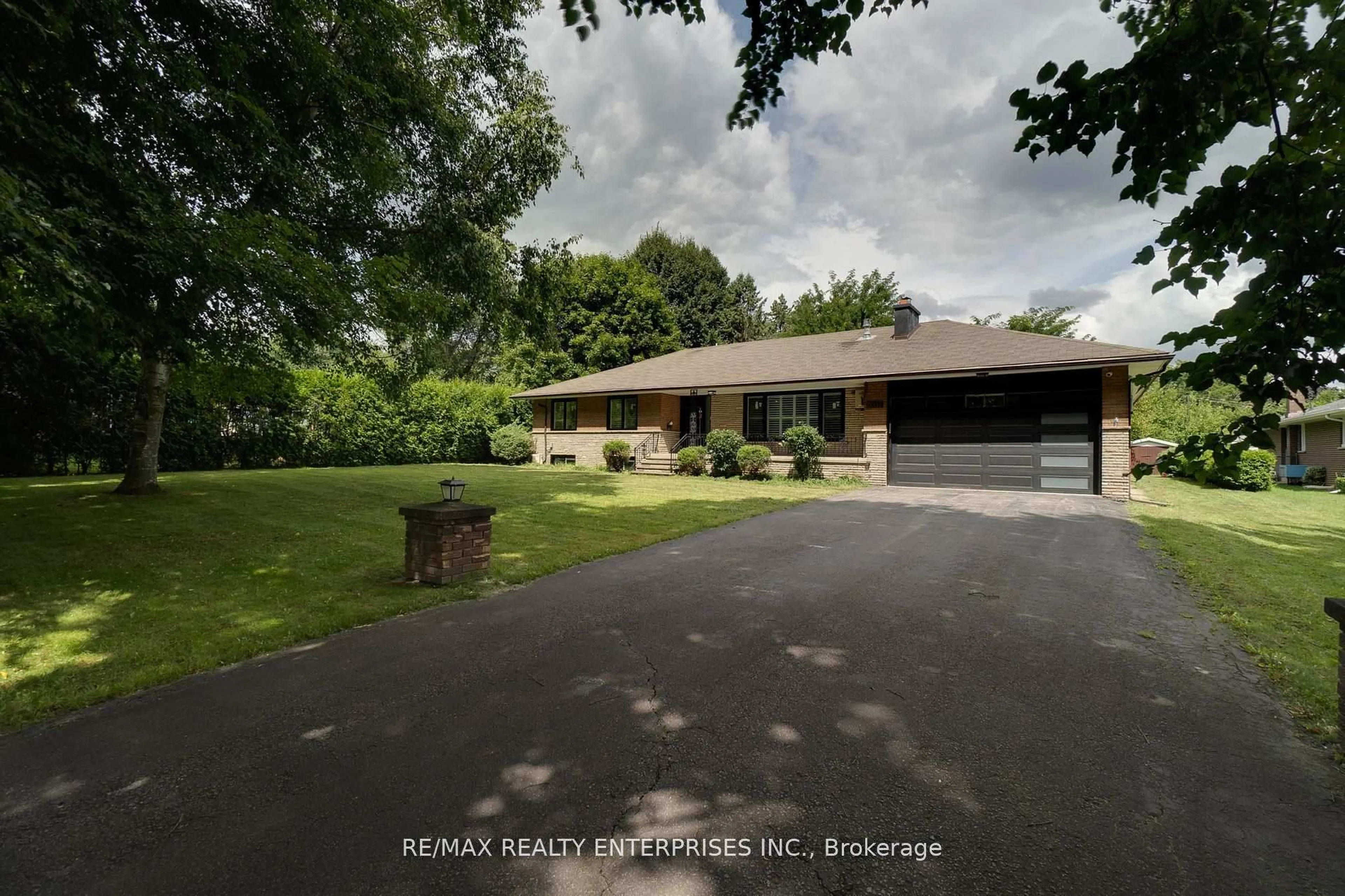 A pic from outside/outdoor area/front of a property/back of a property/a pic from drone, street for 2037 Lynchmere Ave, Mississauga Ontario L5B 1W7