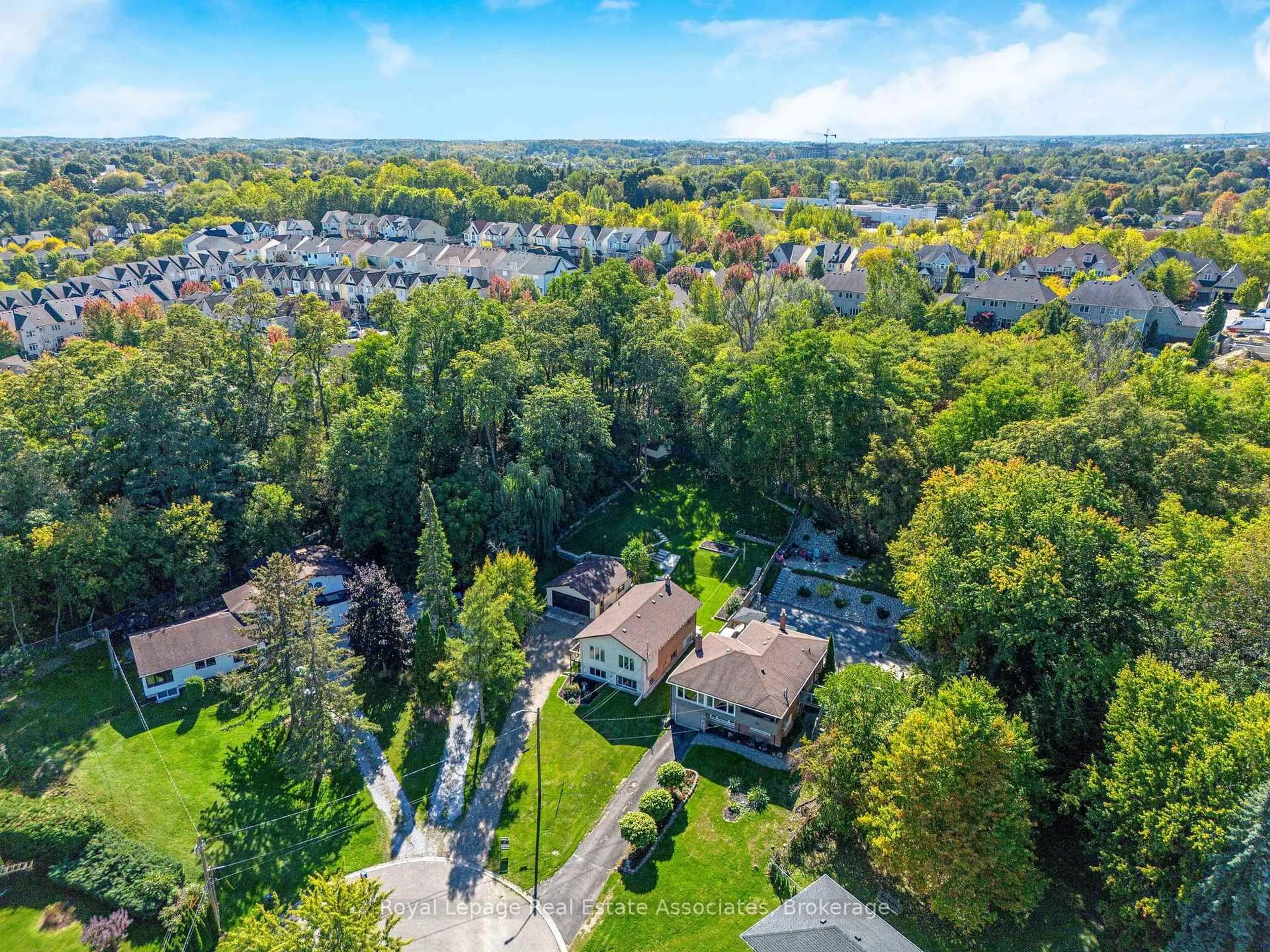 A pic from outside/outdoor area/front of a property/back of a property/a pic from drone, unknown for 116 Park St, Halton Hills Ontario L7G 2V4