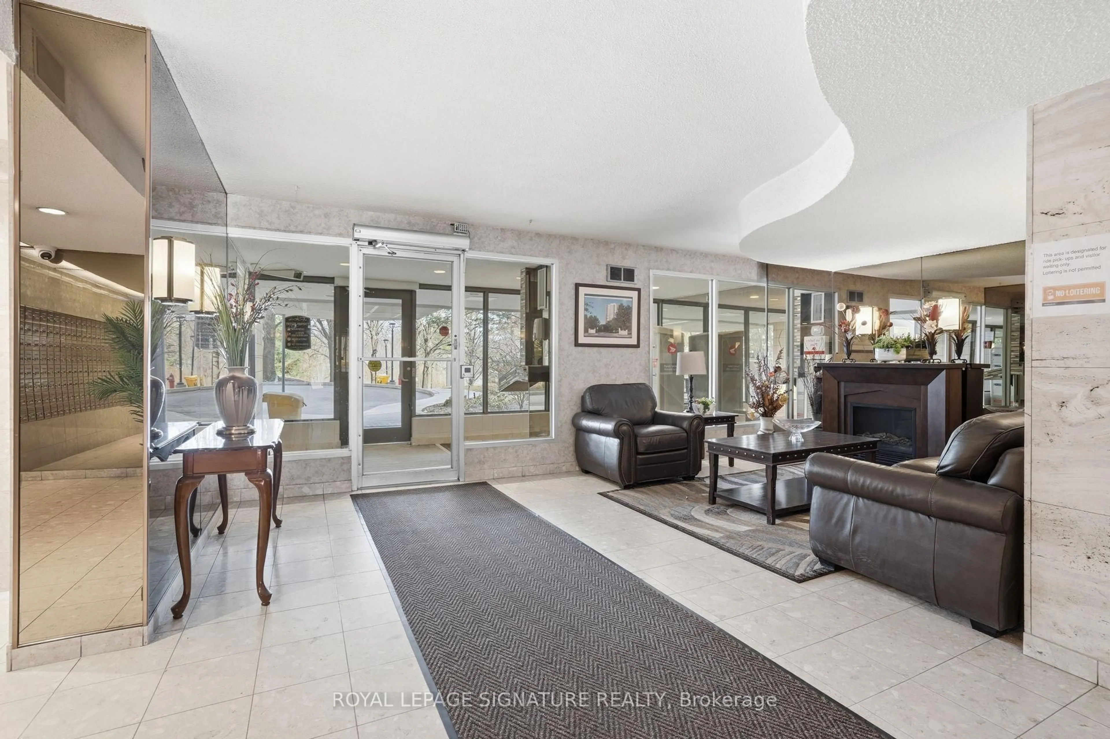 Indoor foyer for 3100 Kirwin Ave #2707, Mississauga Ontario L5A 3S6