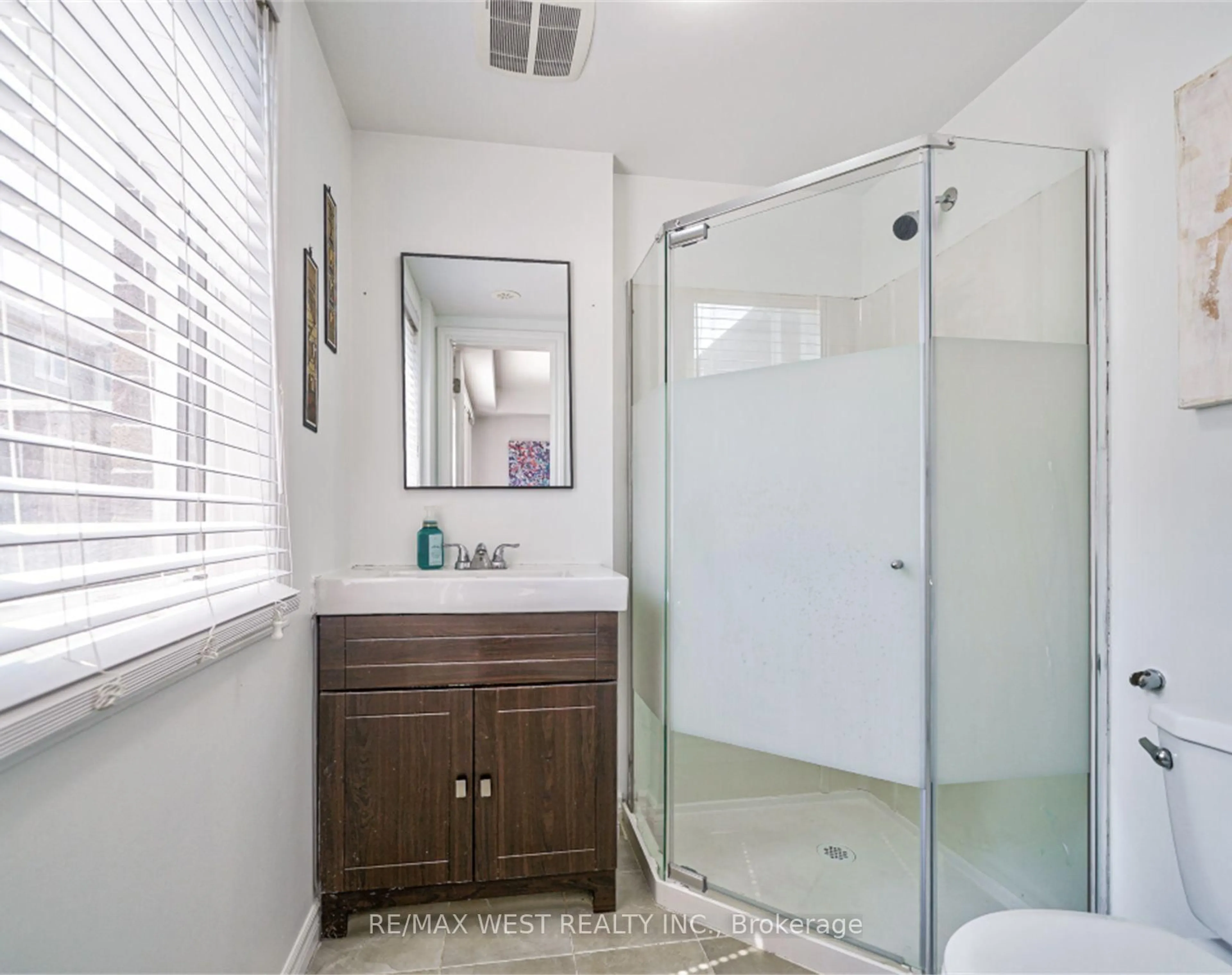 Standard bathroom, ceramic/tile floor for 13 Midhope Way, Brampton Ontario L6Y 4Y8