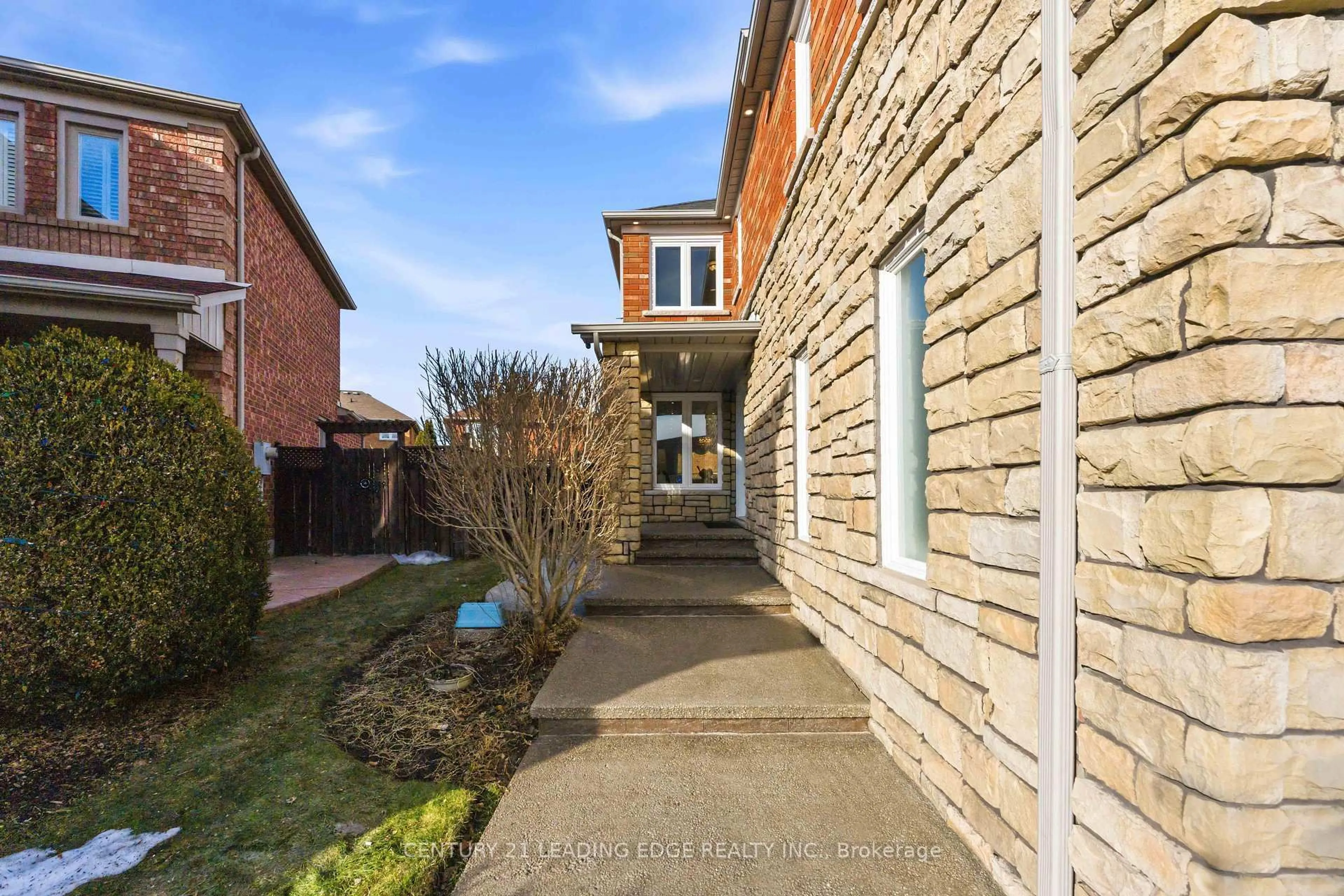 A pic from outside/outdoor area/front of a property/back of a property/a pic from drone, street for 3295 CoralBean Pl, Mississauga Ontario L5N 6X8