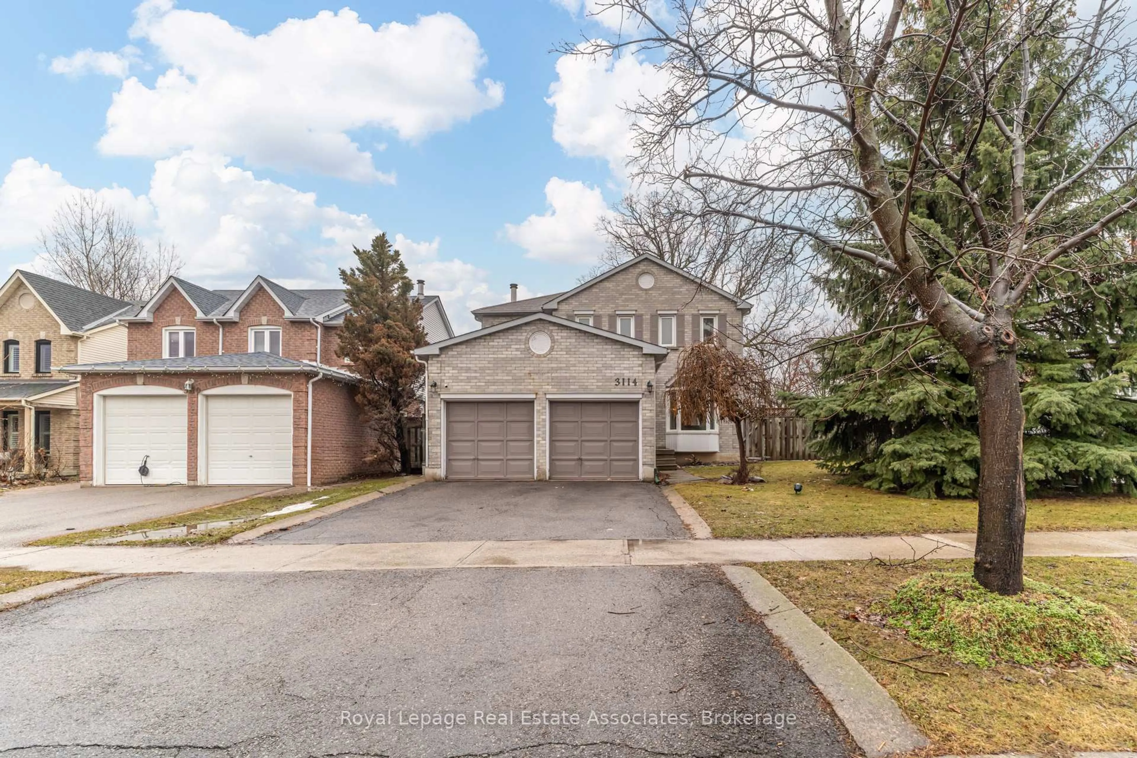 A pic from outside/outdoor area/front of a property/back of a property/a pic from drone, street for 3114 Dalehurst Dr, Mississauga Ontario L5N 6M9