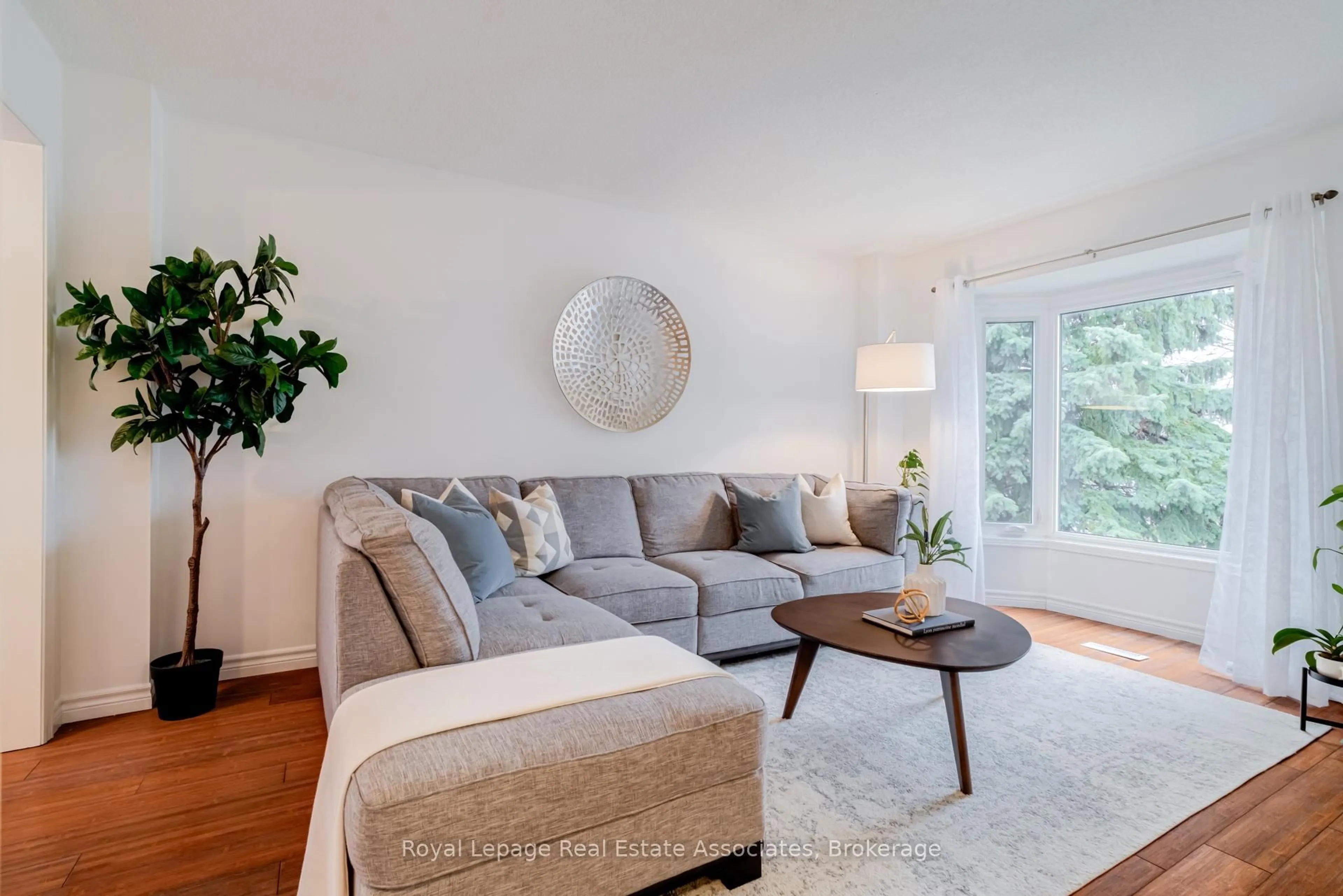 Living room with furniture, unknown for 3114 Dalehurst Dr, Mississauga Ontario L5N 6M9