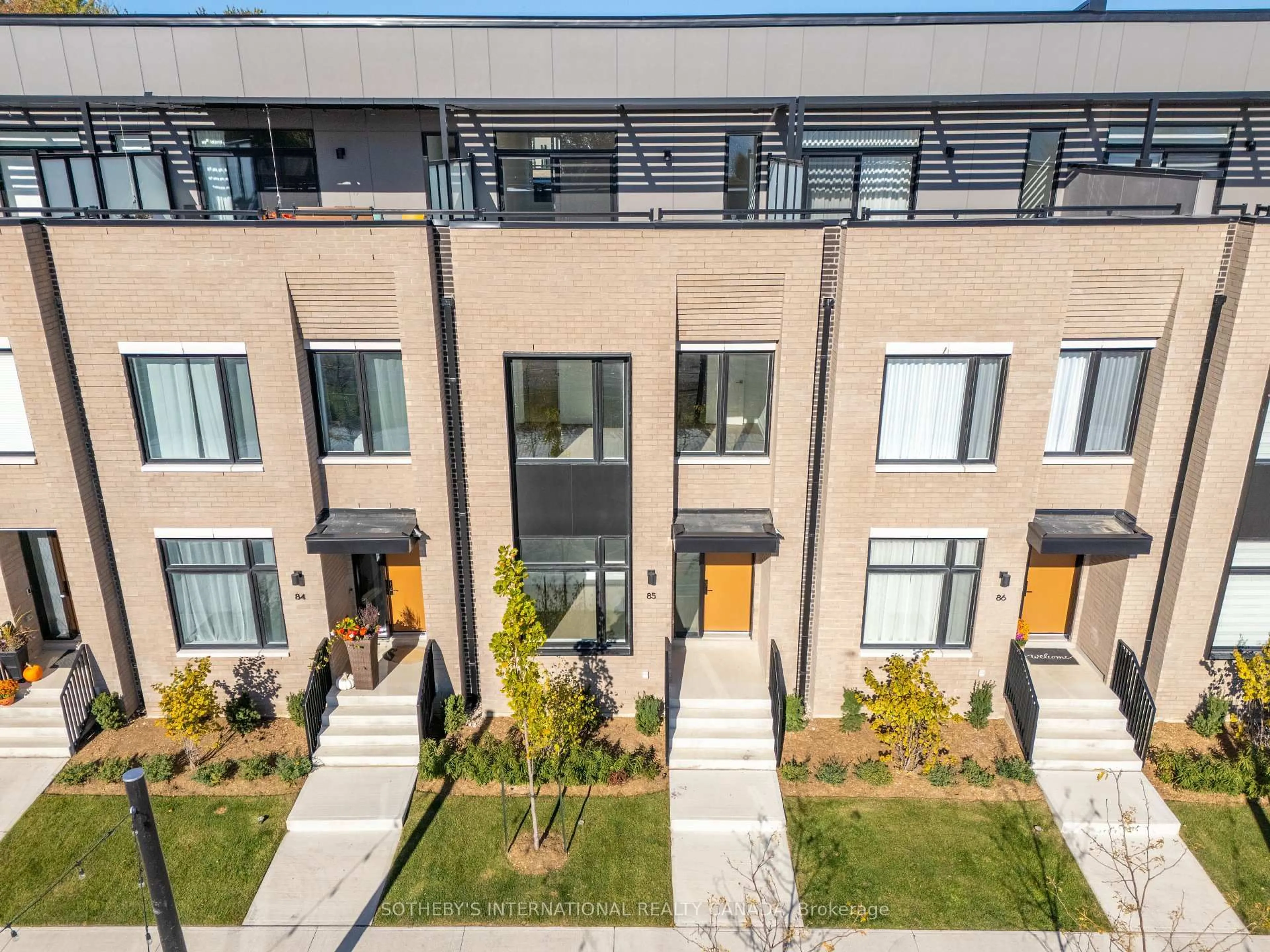 A pic from outside/outdoor area/front of a property/back of a property/a pic from drone, street for 60 Lou Parsons Way Dr #TH 85, Mississauga Ontario L5H 0B2