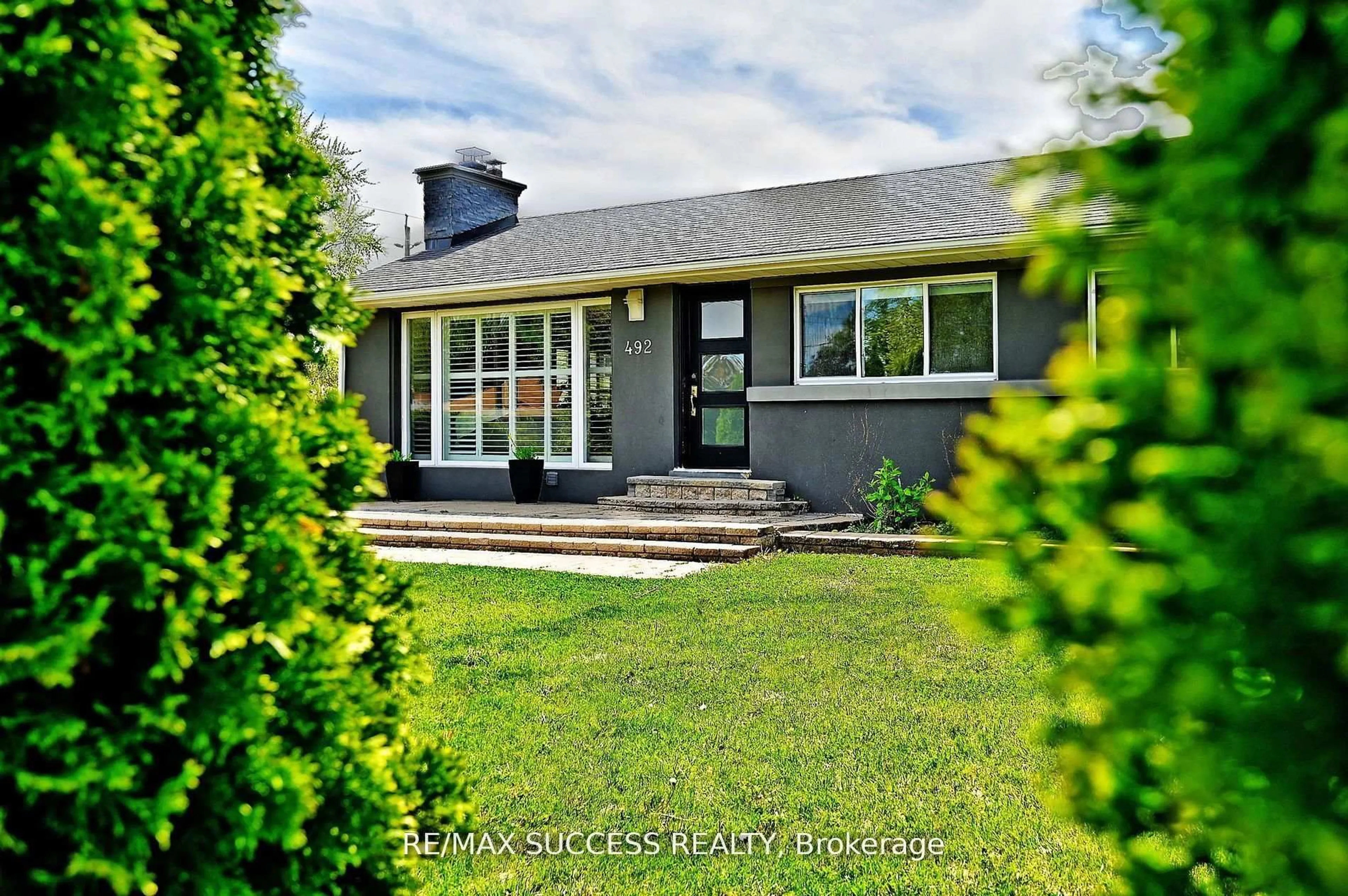 Home with vinyl exterior material, street for 492 Sherin Dr, Oakville Ontario L6L 4J8