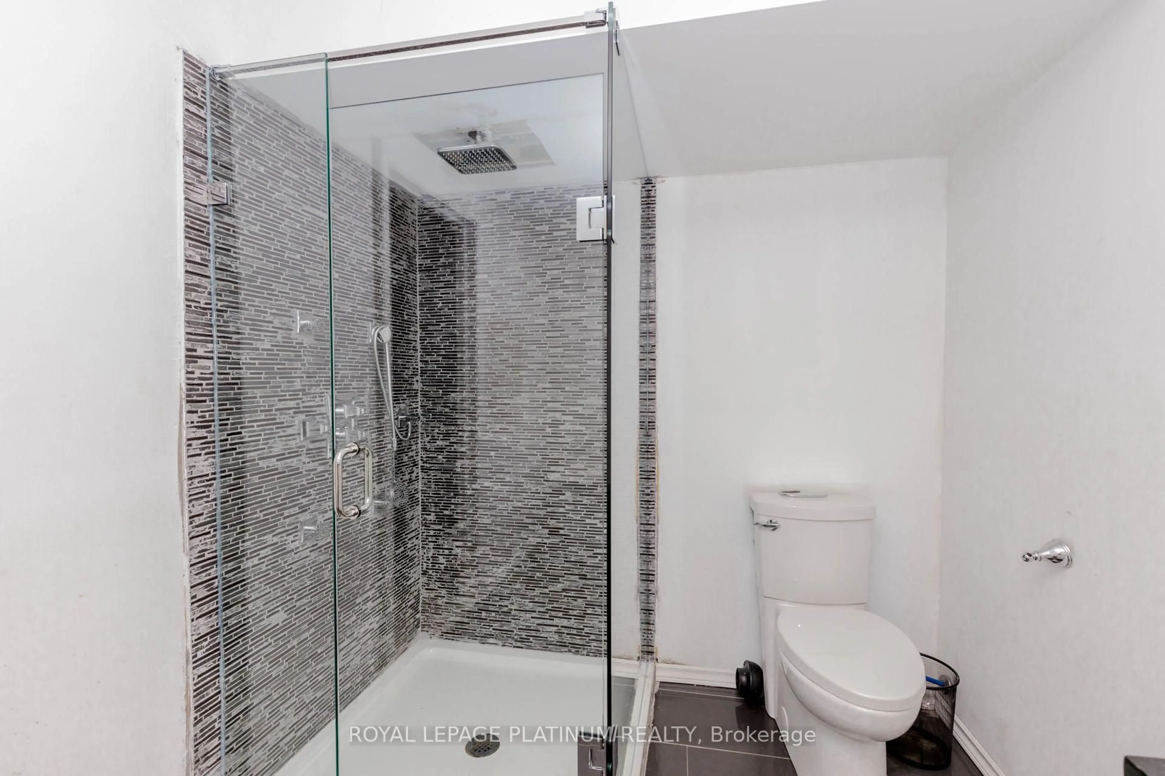 Standard bathroom, ceramic/tile floor for 974 Fourth Line, Milton Ontario L9T 6N2