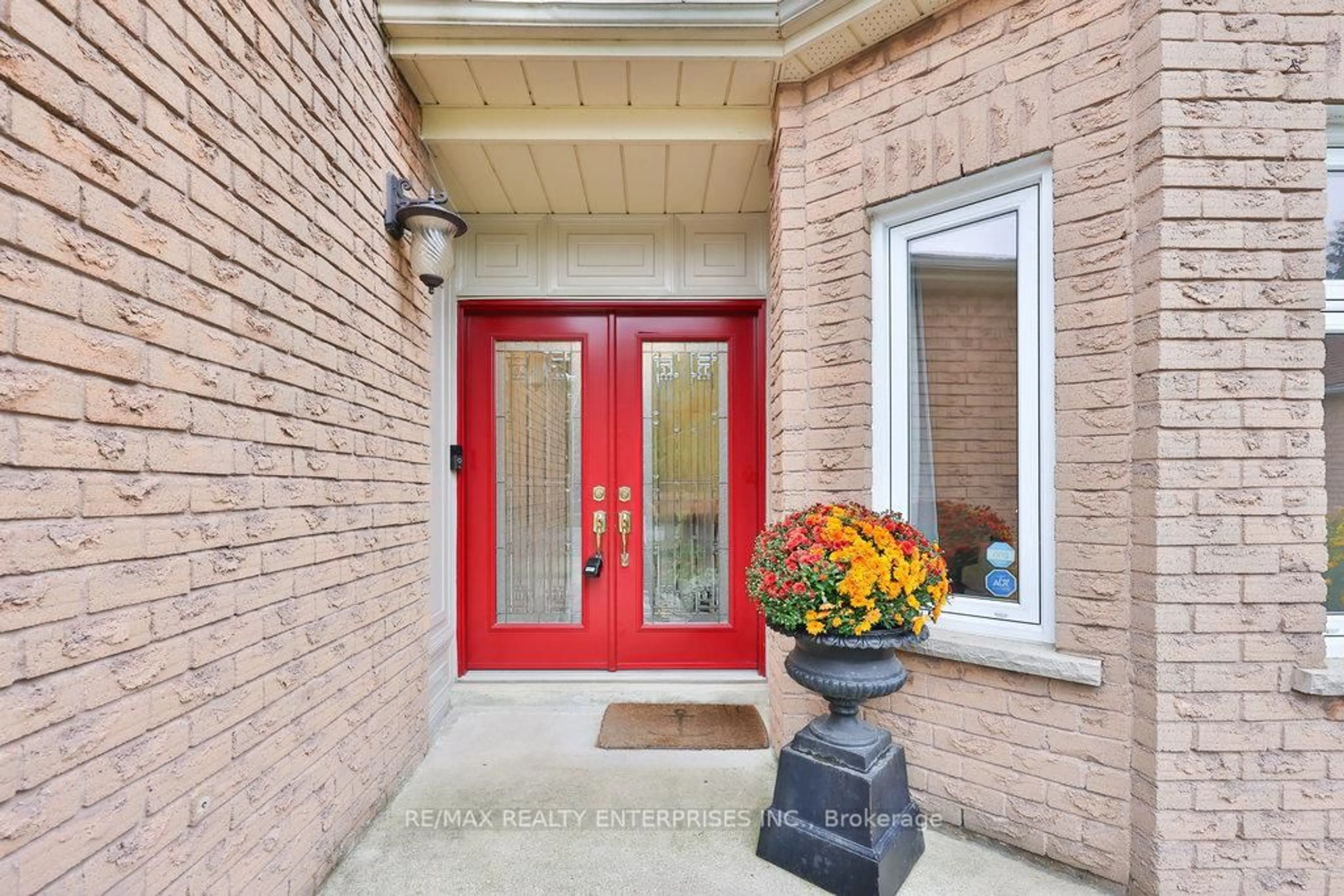 Indoor entryway for 431 Naomi Cres, Mississauga Ontario L5B 3S7