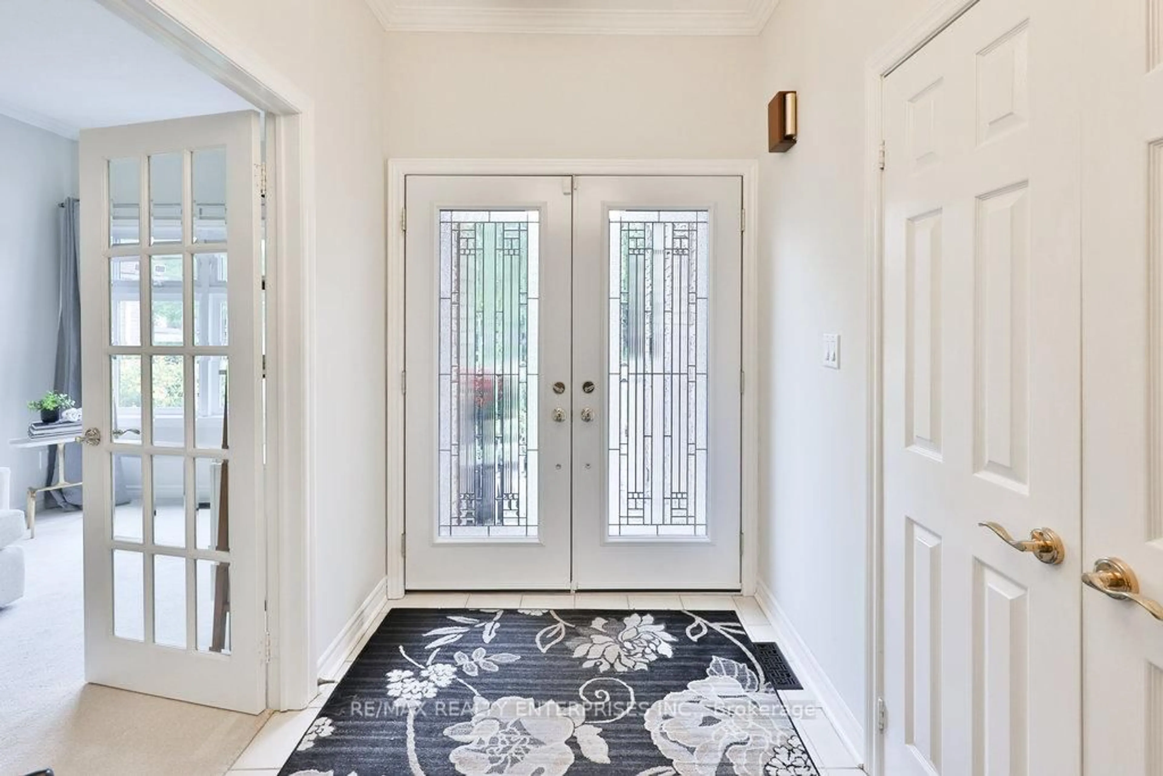 Indoor entryway for 431 Naomi Cres, Mississauga Ontario L5B 3S7