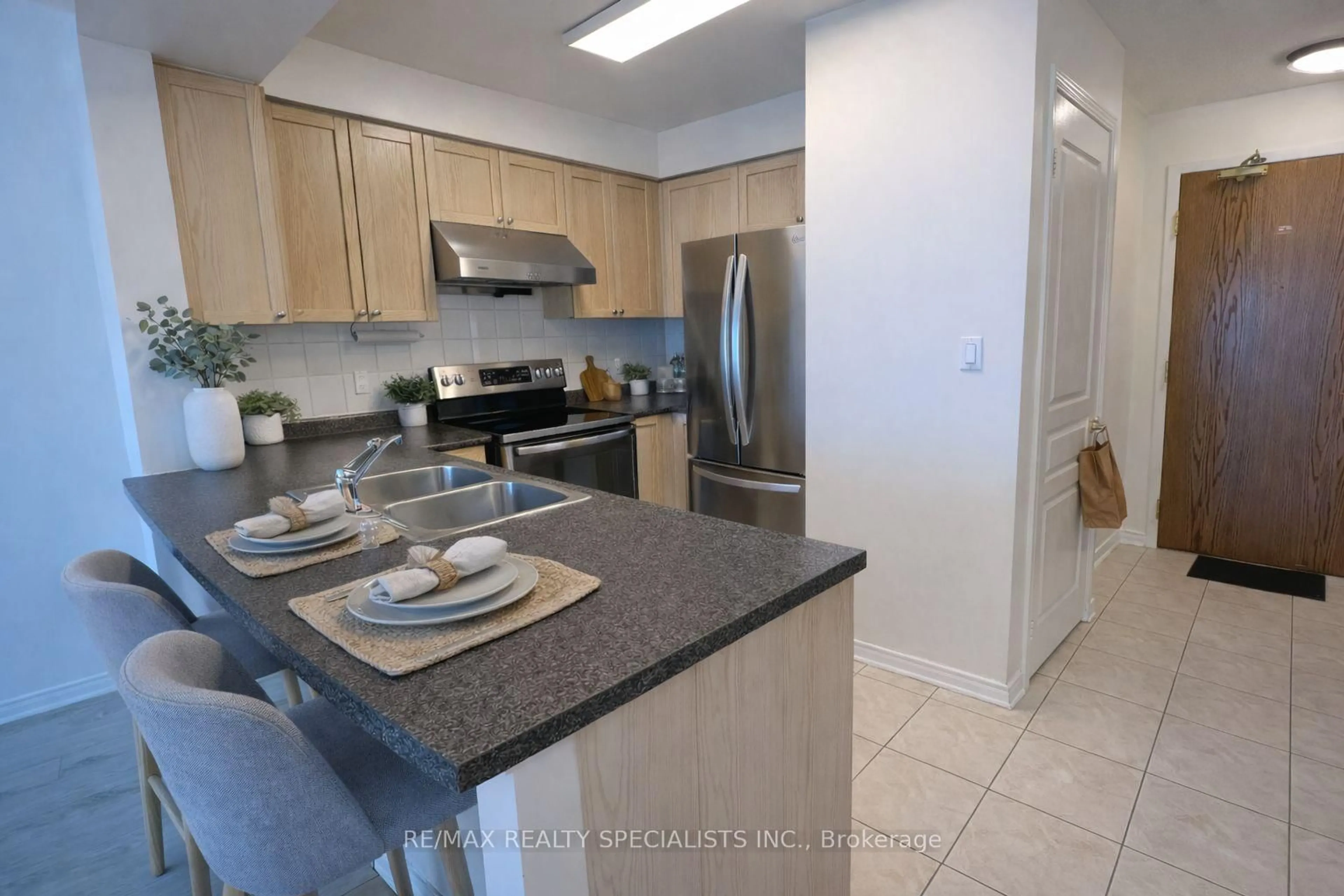 Standard kitchen, ceramic/tile floor for 4879 Kimbermount Ave #810, Mississauga Ontario L5M 7R8