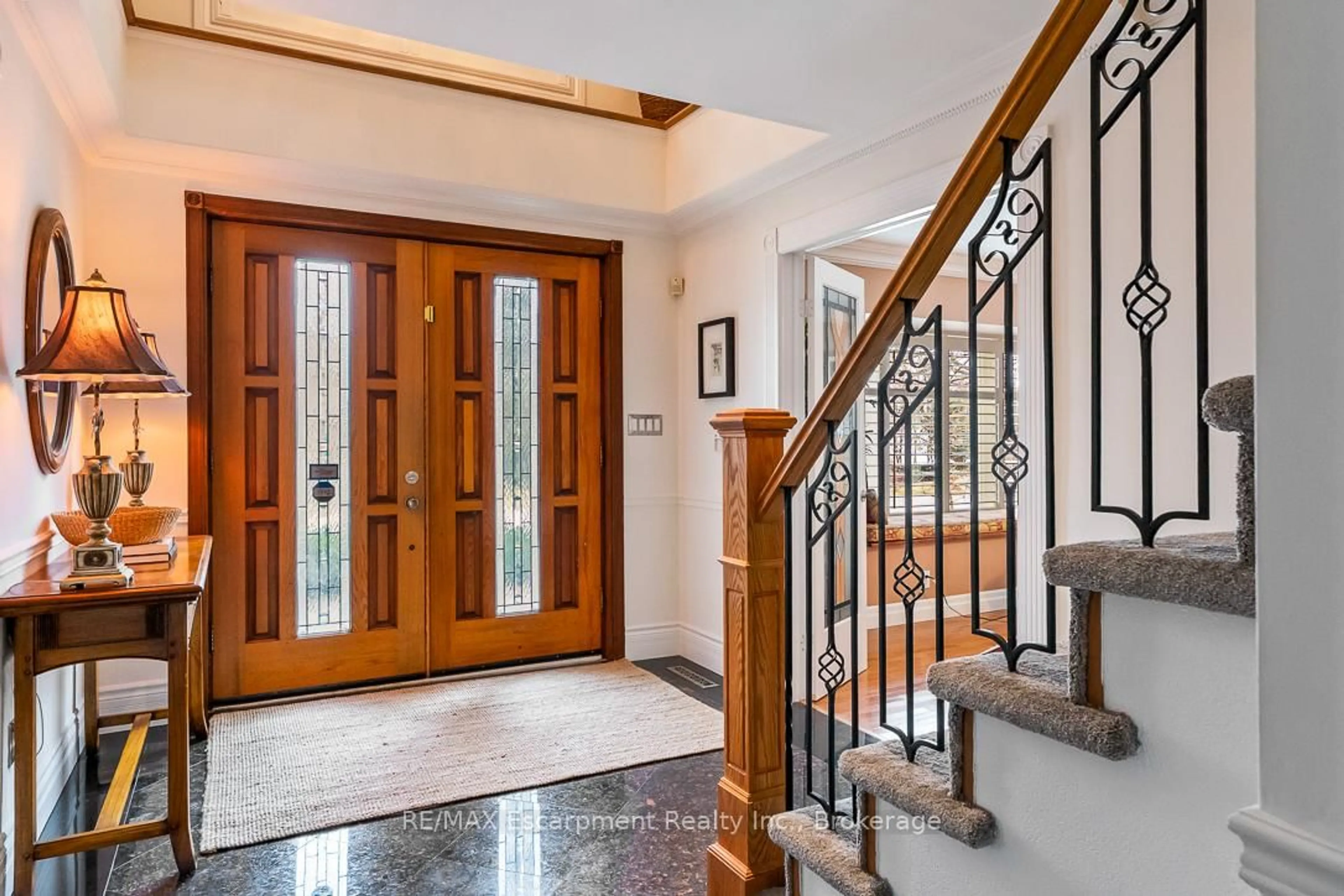 Indoor foyer for 24 Birkbank Dr, Oakville Ontario L6J 4Y9