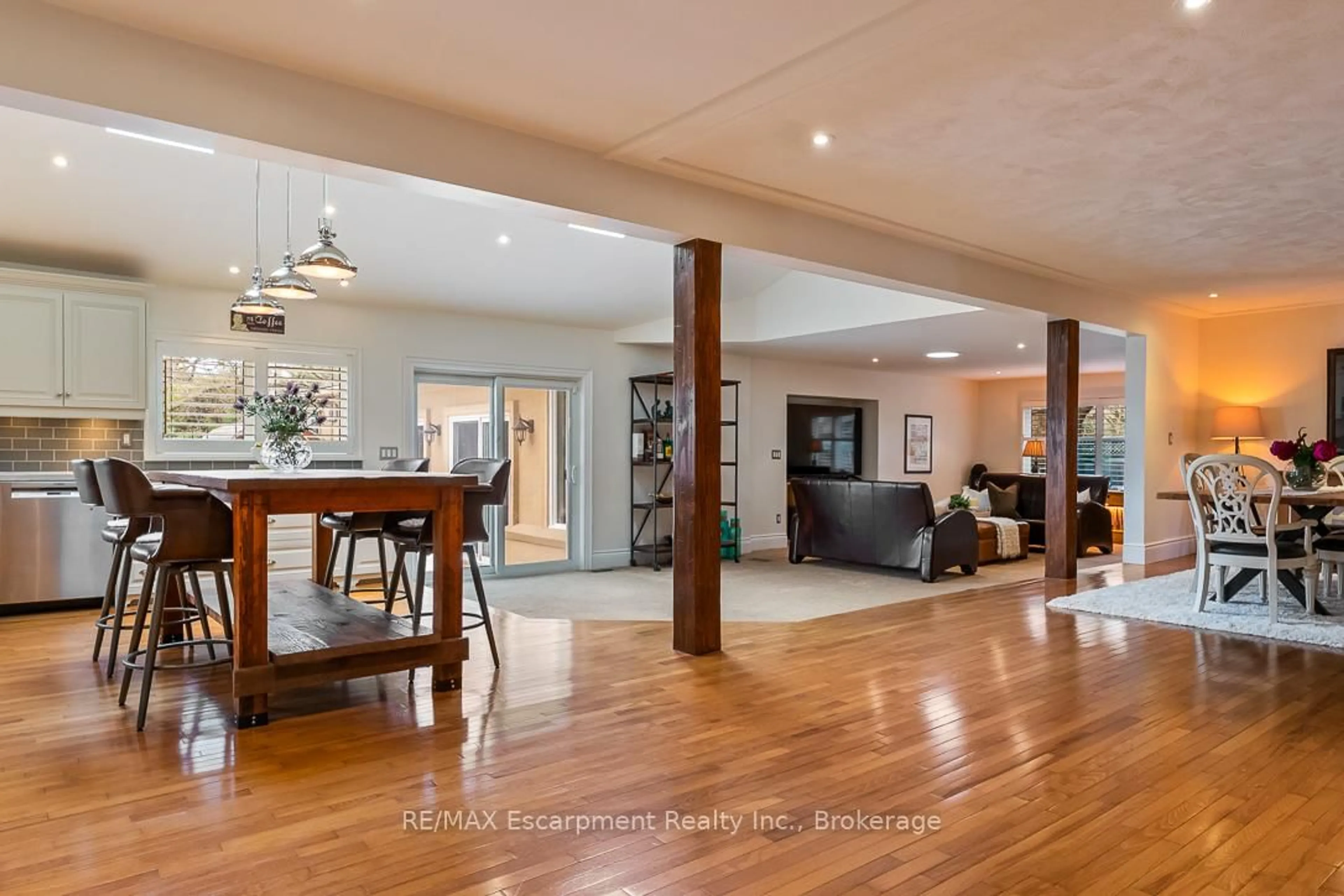 Indoor foyer for 24 Birkbank Dr, Oakville Ontario L6J 4Y9