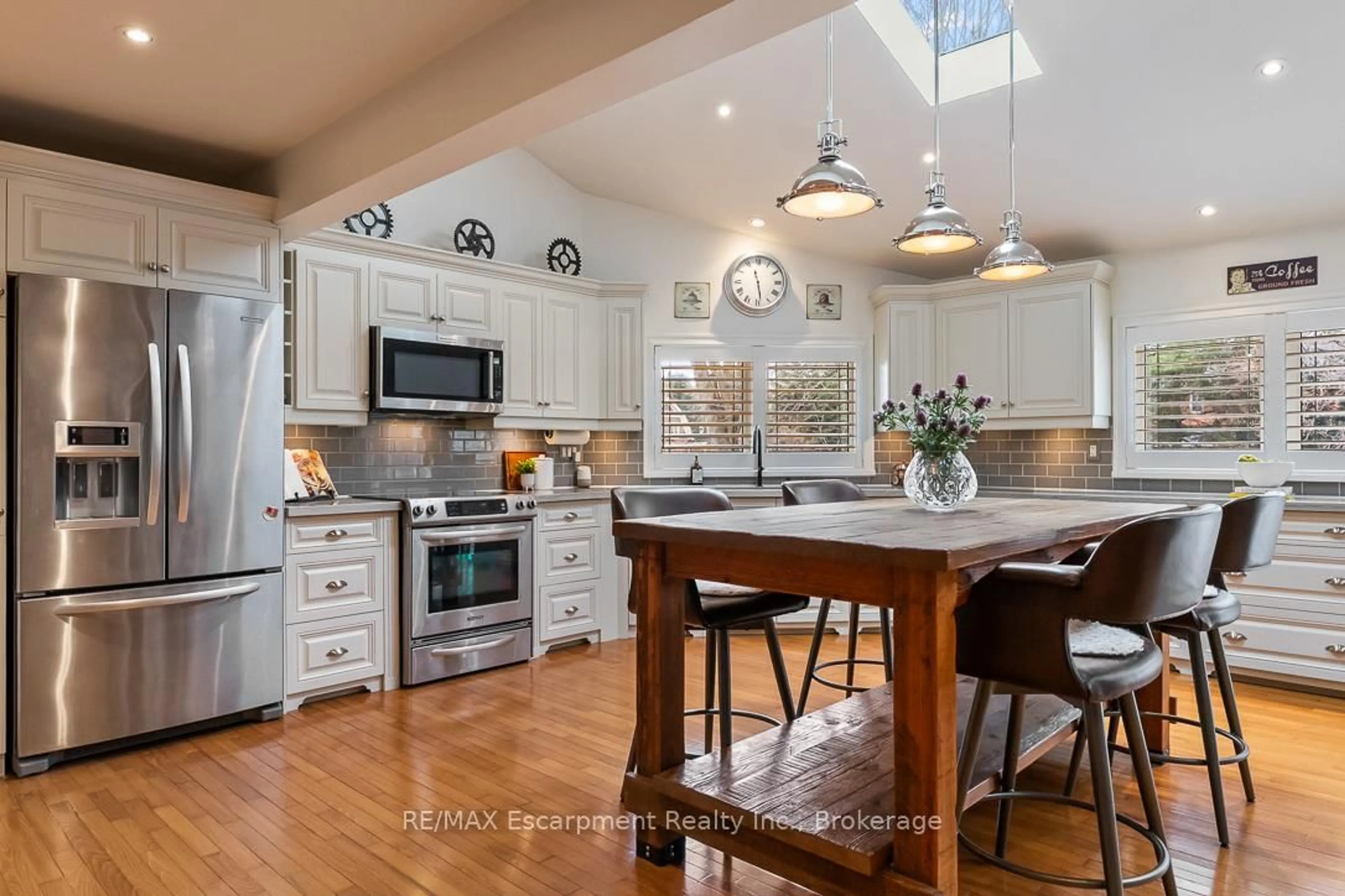 Open concept kitchen, ceramic/tile floor for 24 Birkbank Dr, Oakville Ontario L6J 4Y9