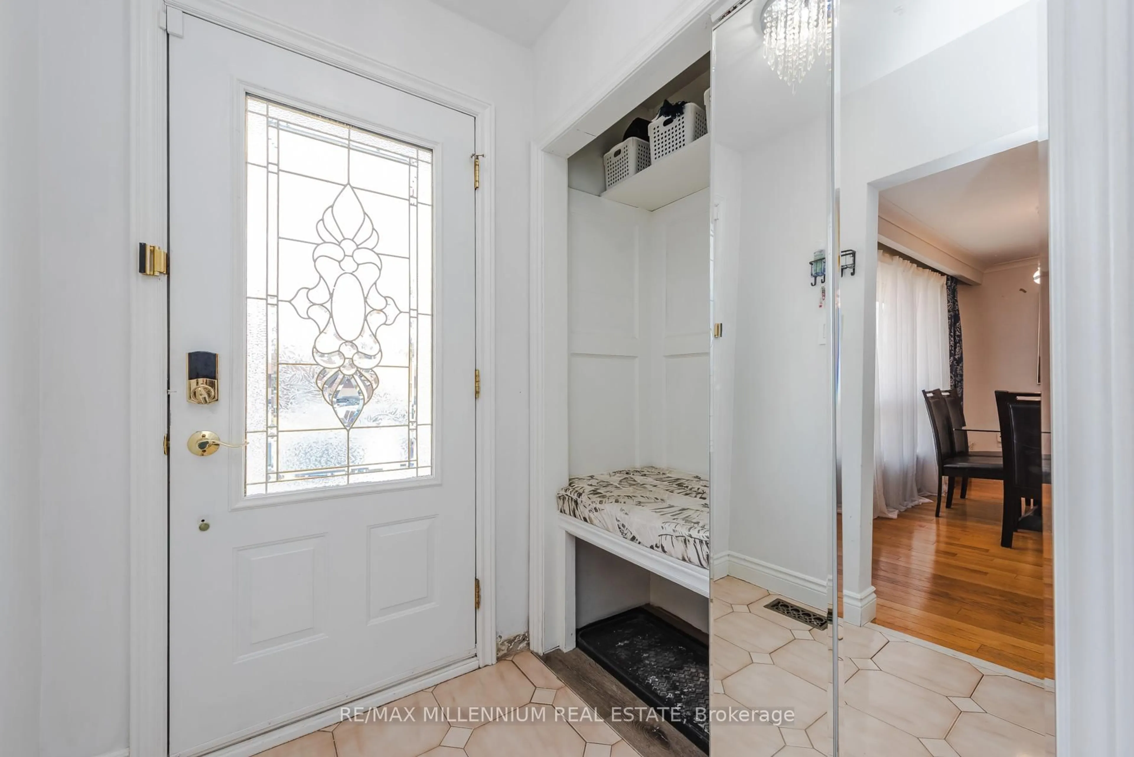 Indoor entryway for 13 Cumberland Dr, Brampton Ontario L6V 1W5