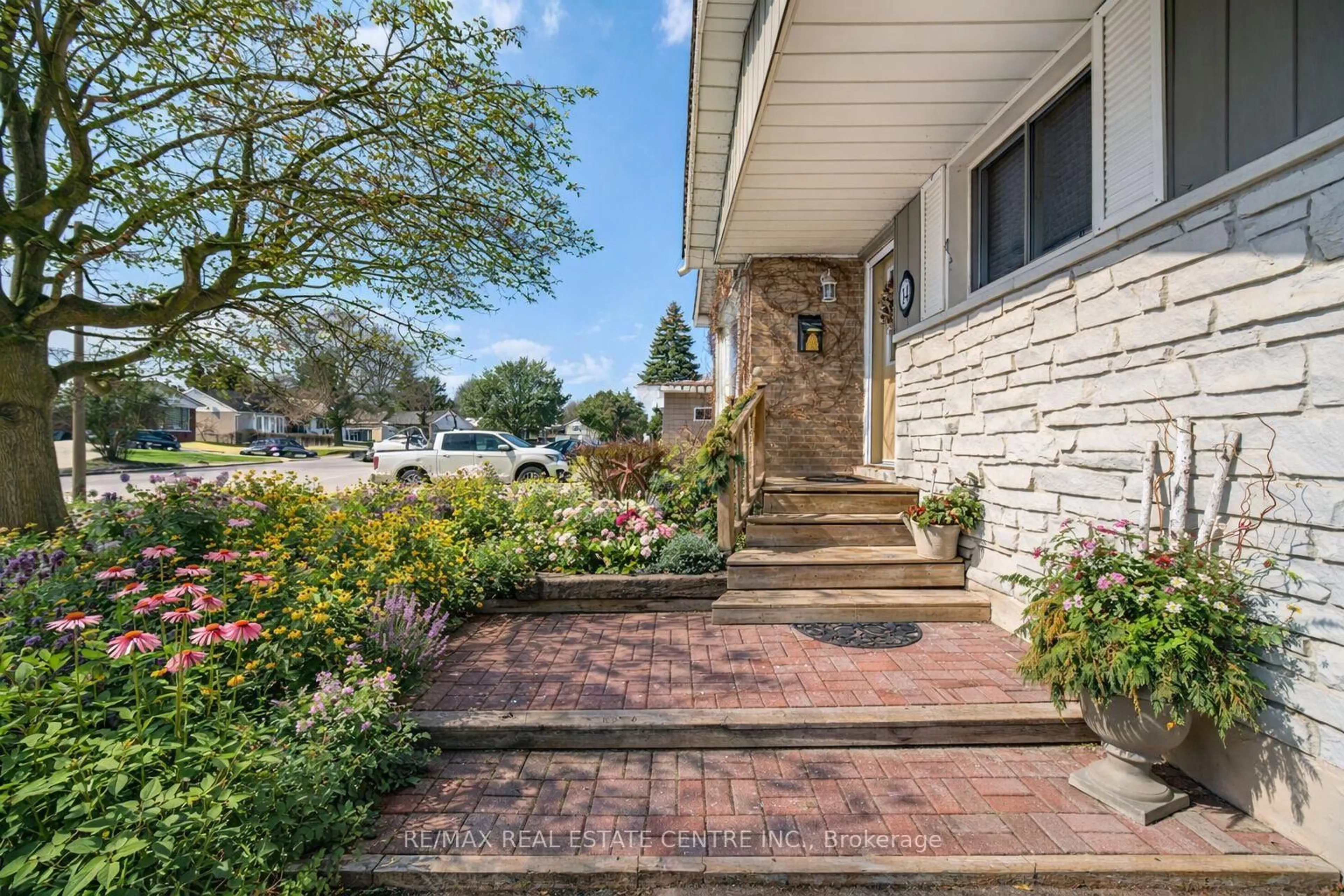 Patio, street for 14 Northwood Dr, Brampton Ontario L6X 2L2