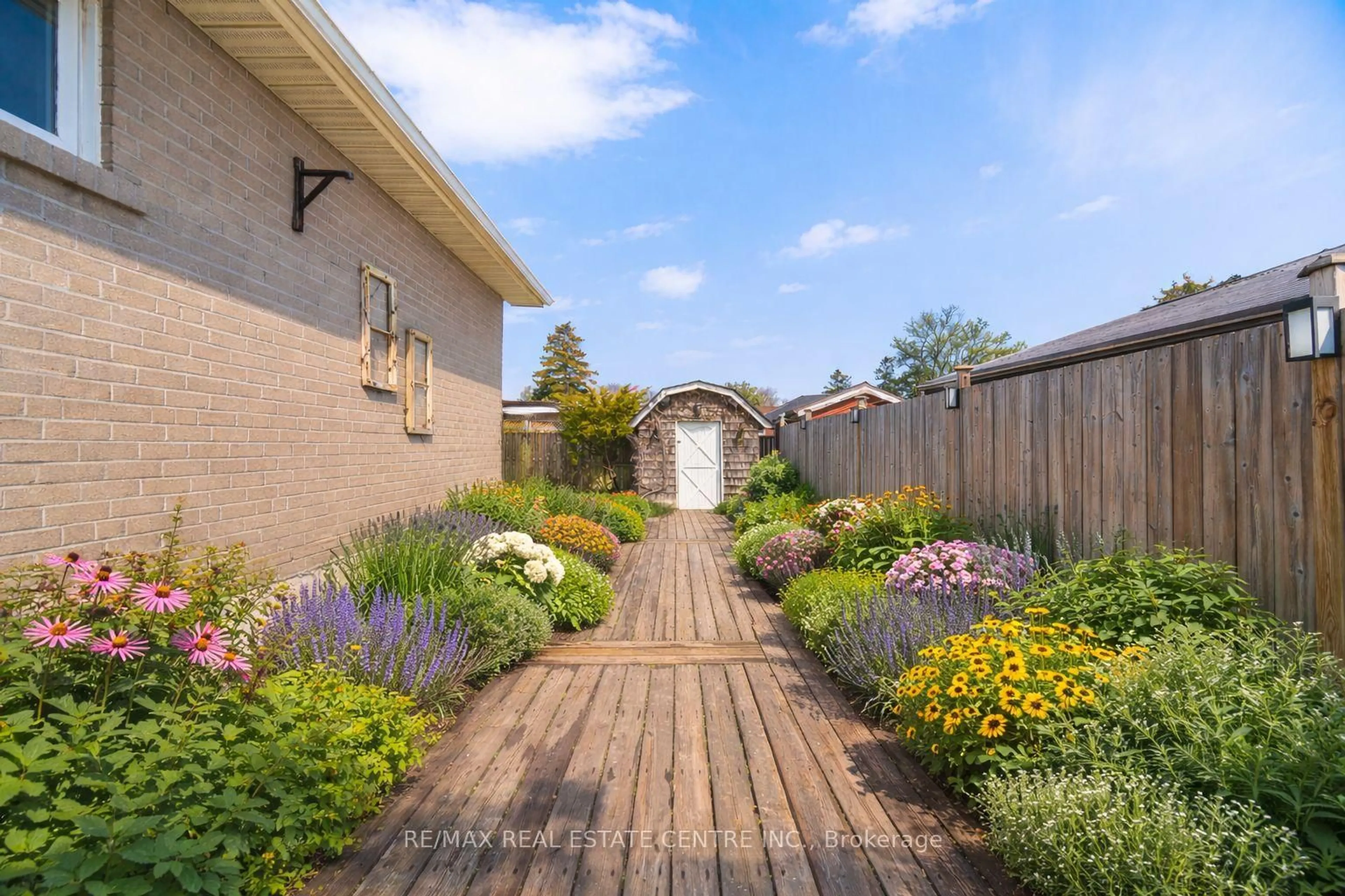 Patio, street for 14 Northwood Dr, Brampton Ontario L6X 2L2