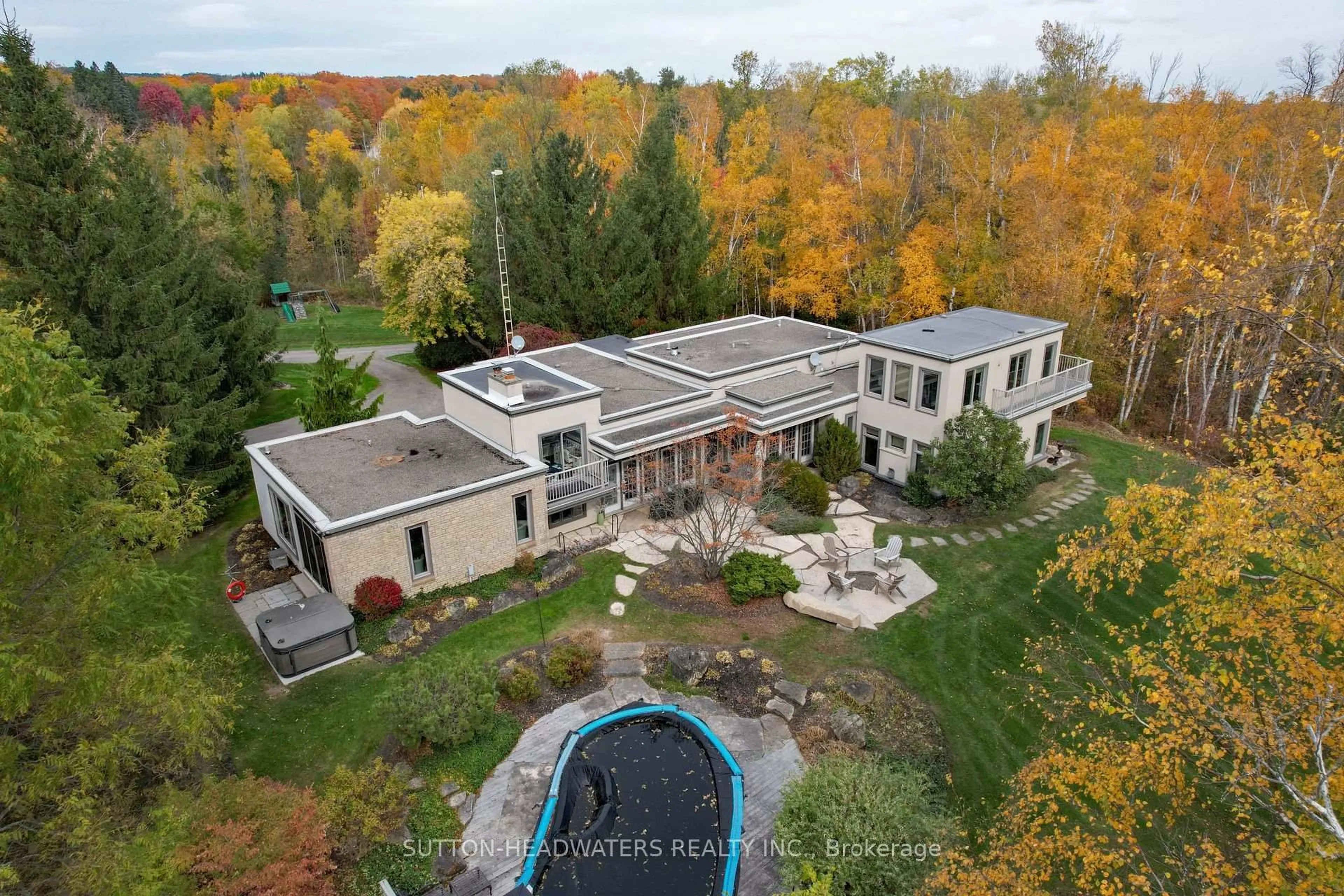 A pic from outside/outdoor area/front of a property/back of a property/a pic from drone, unknown for 30 Cedar Dr, Caledon Ontario L7K 1H6