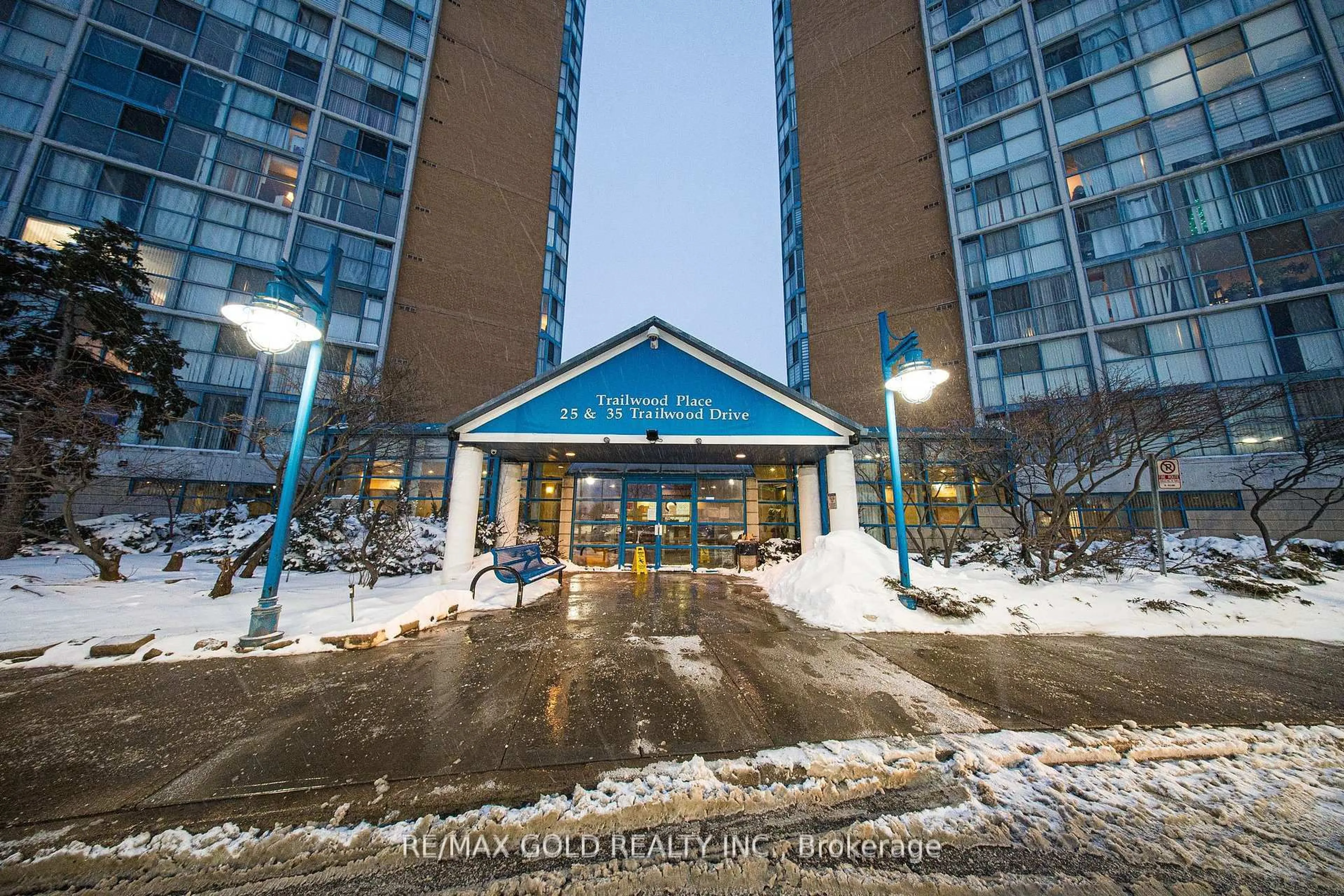 Indoor foyer for 35 Trailwood Dr #1112, Mississauga Ontario L4Z 3L6