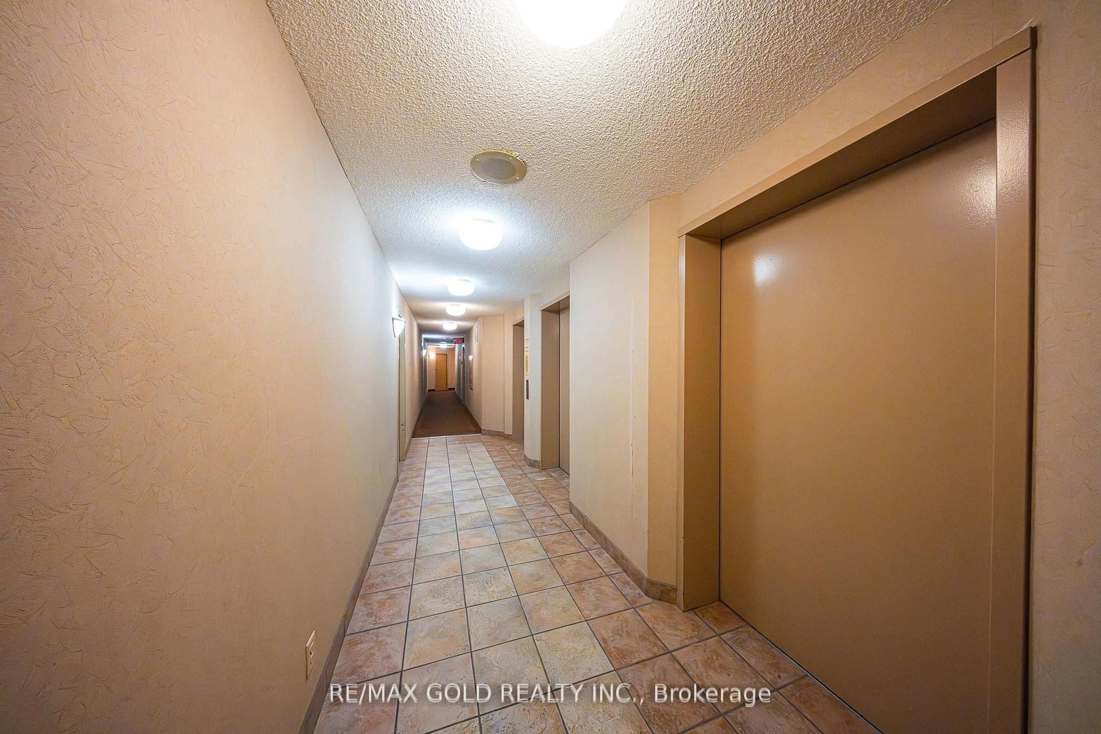 Indoor foyer for 35 Trailwood Dr #1112, Mississauga Ontario L4Z 3L6