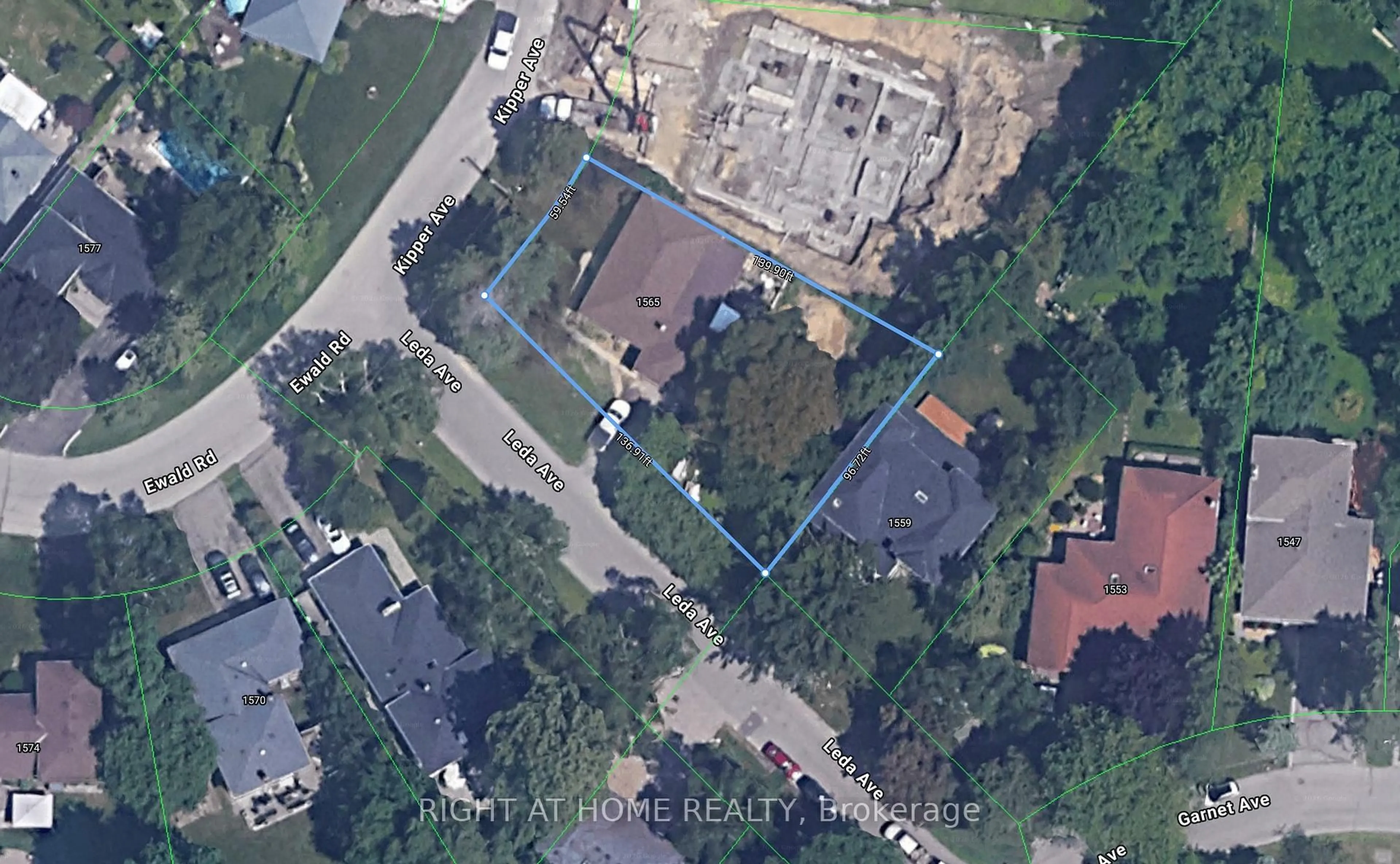 A pic from outside/outdoor area/front of a property/back of a property/a pic from drone, street for 1565 Kipper Ave, Mississauga Ontario L5G 4C9
