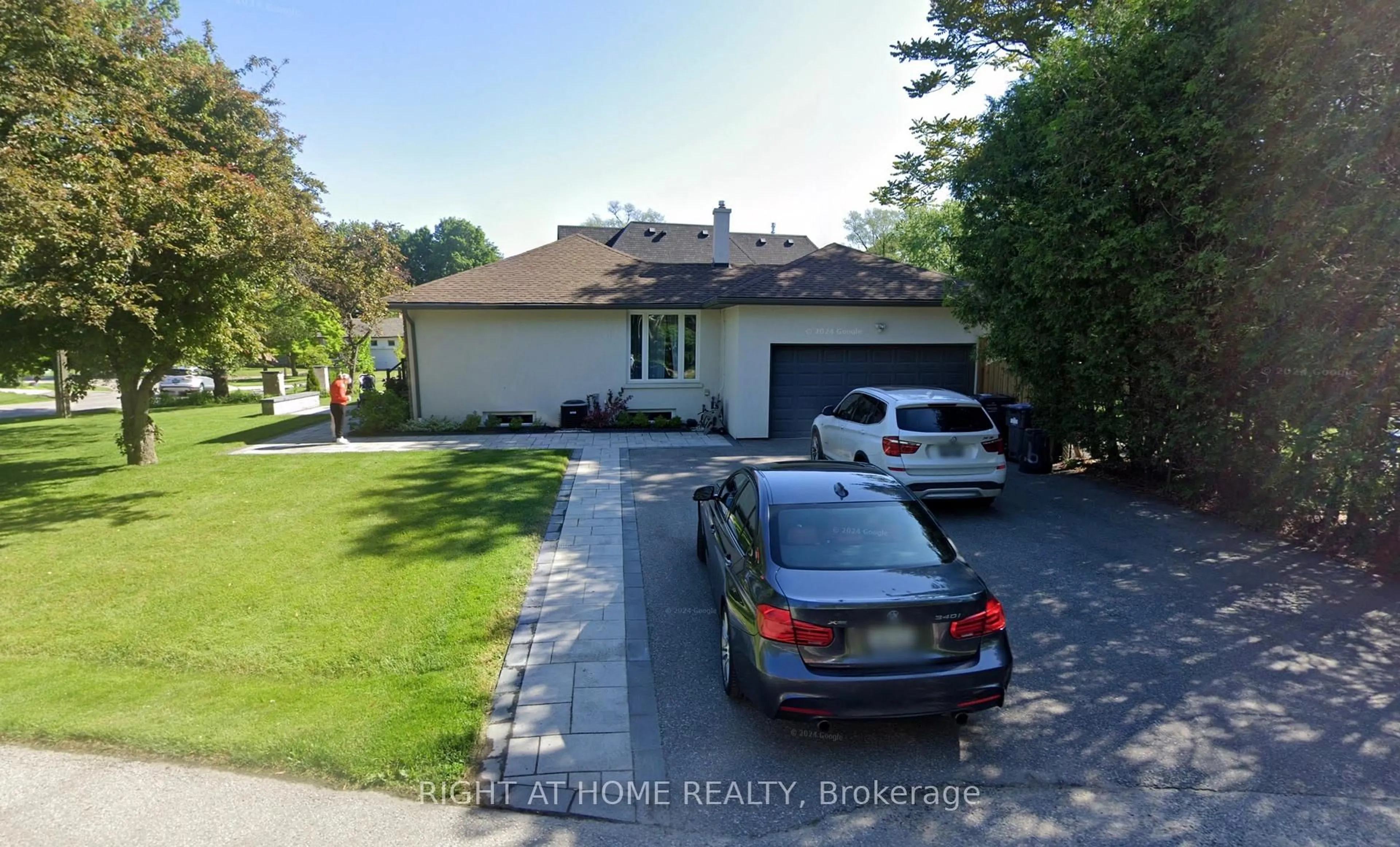 A pic from outside/outdoor area/front of a property/back of a property/a pic from drone, street for 1565 Kipper Ave, Mississauga Ontario L5G 4C9