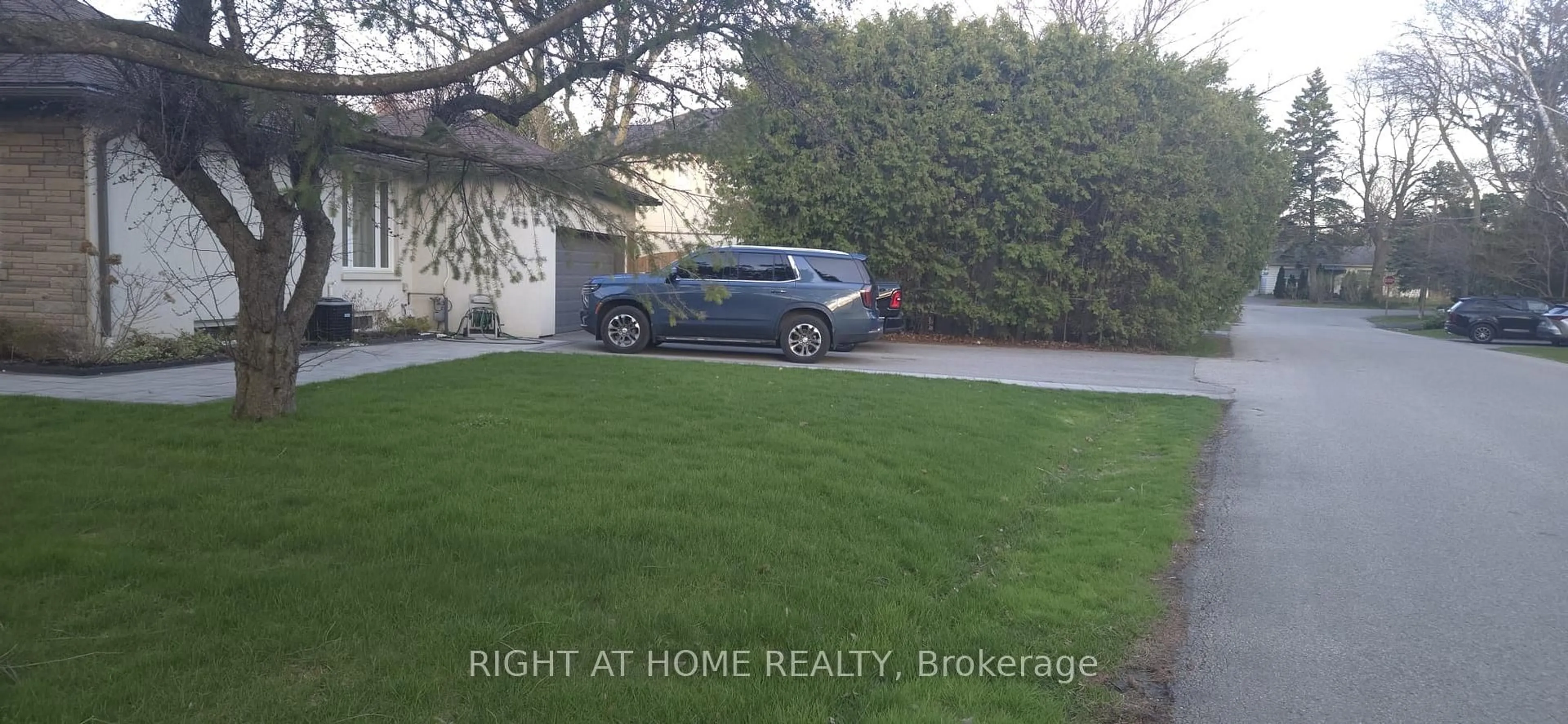 A pic from outside/outdoor area/front of a property/back of a property/a pic from drone, street for 1565 Kipper Ave, Mississauga Ontario L5G 4C9