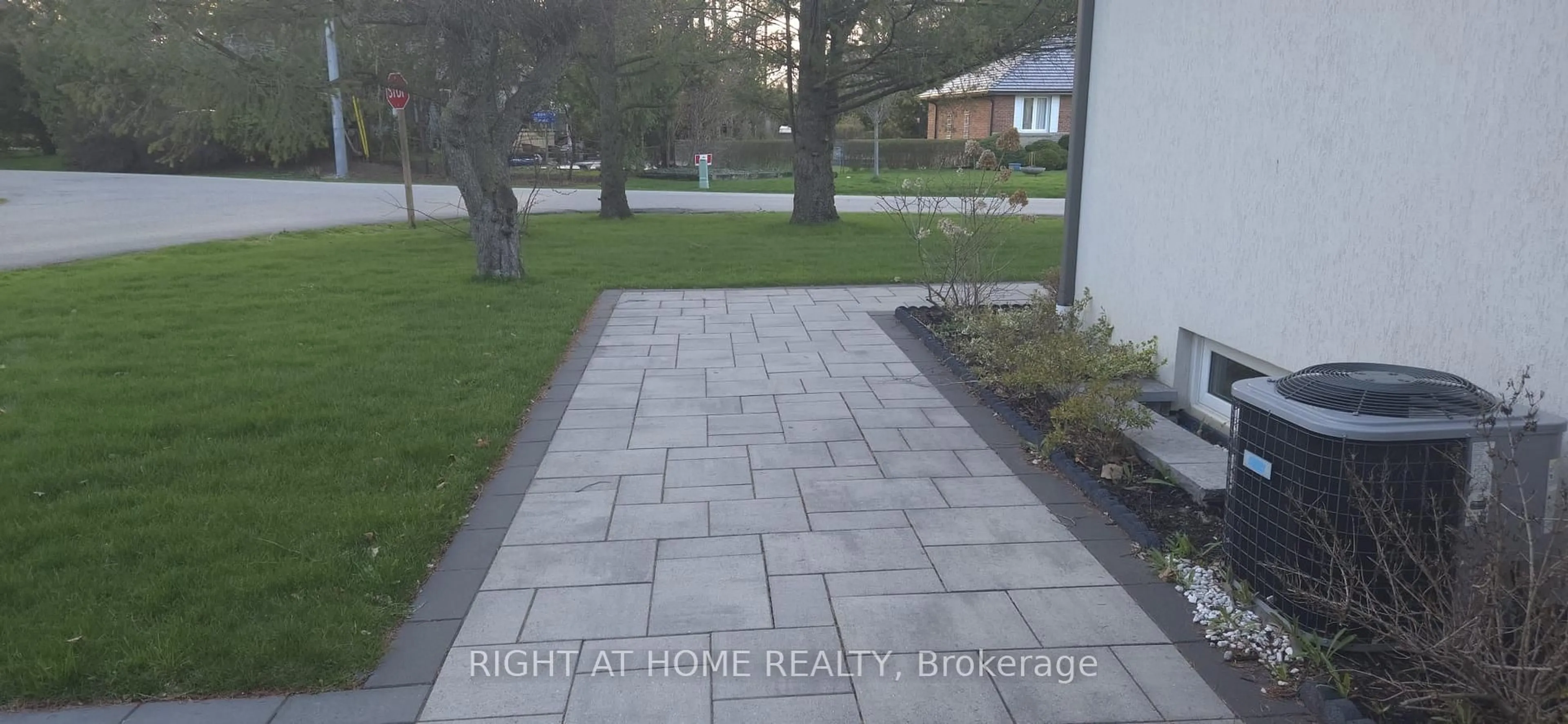 Patio, street for 1565 Kipper Ave, Mississauga Ontario L5G 4C9