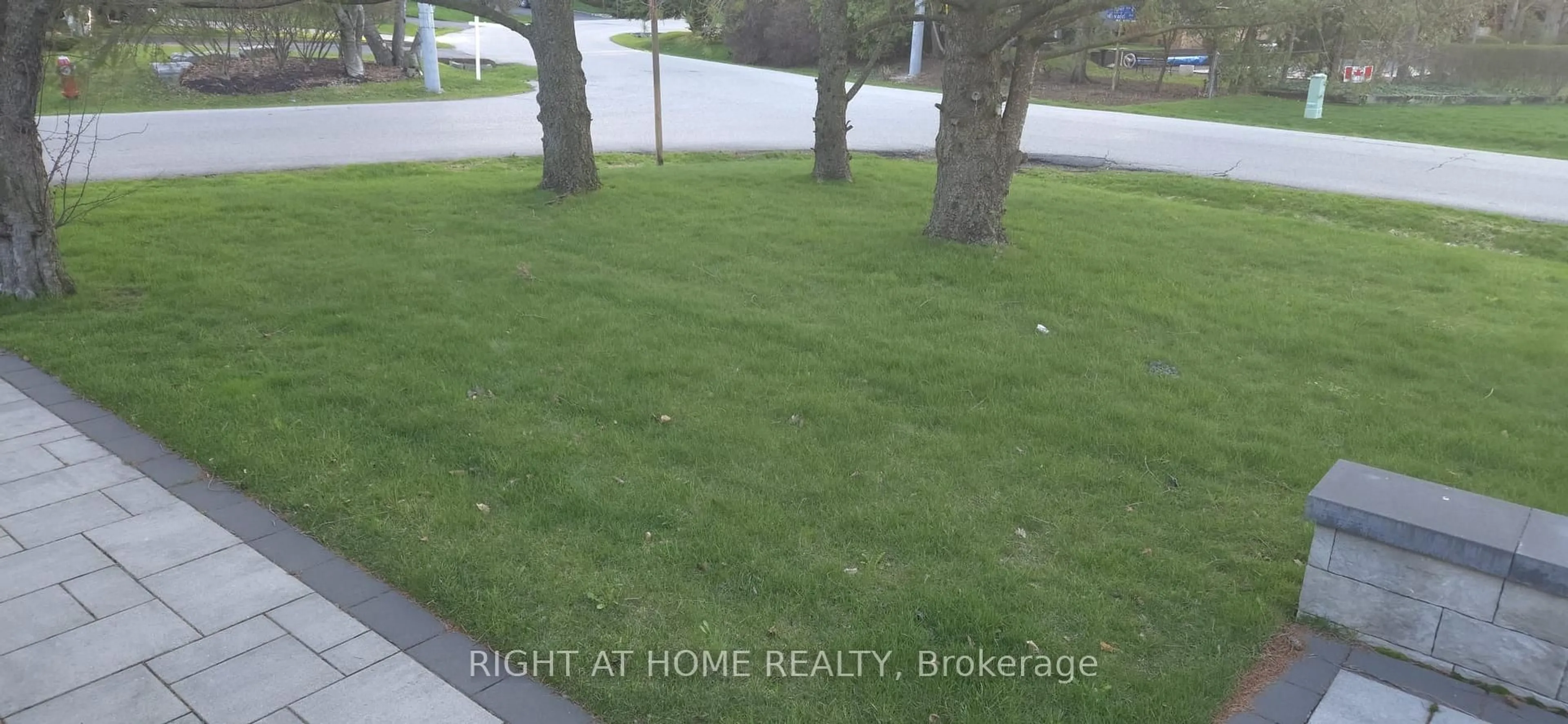 Blurry image for 1565 Kipper Ave, Mississauga Ontario L5G 4C9