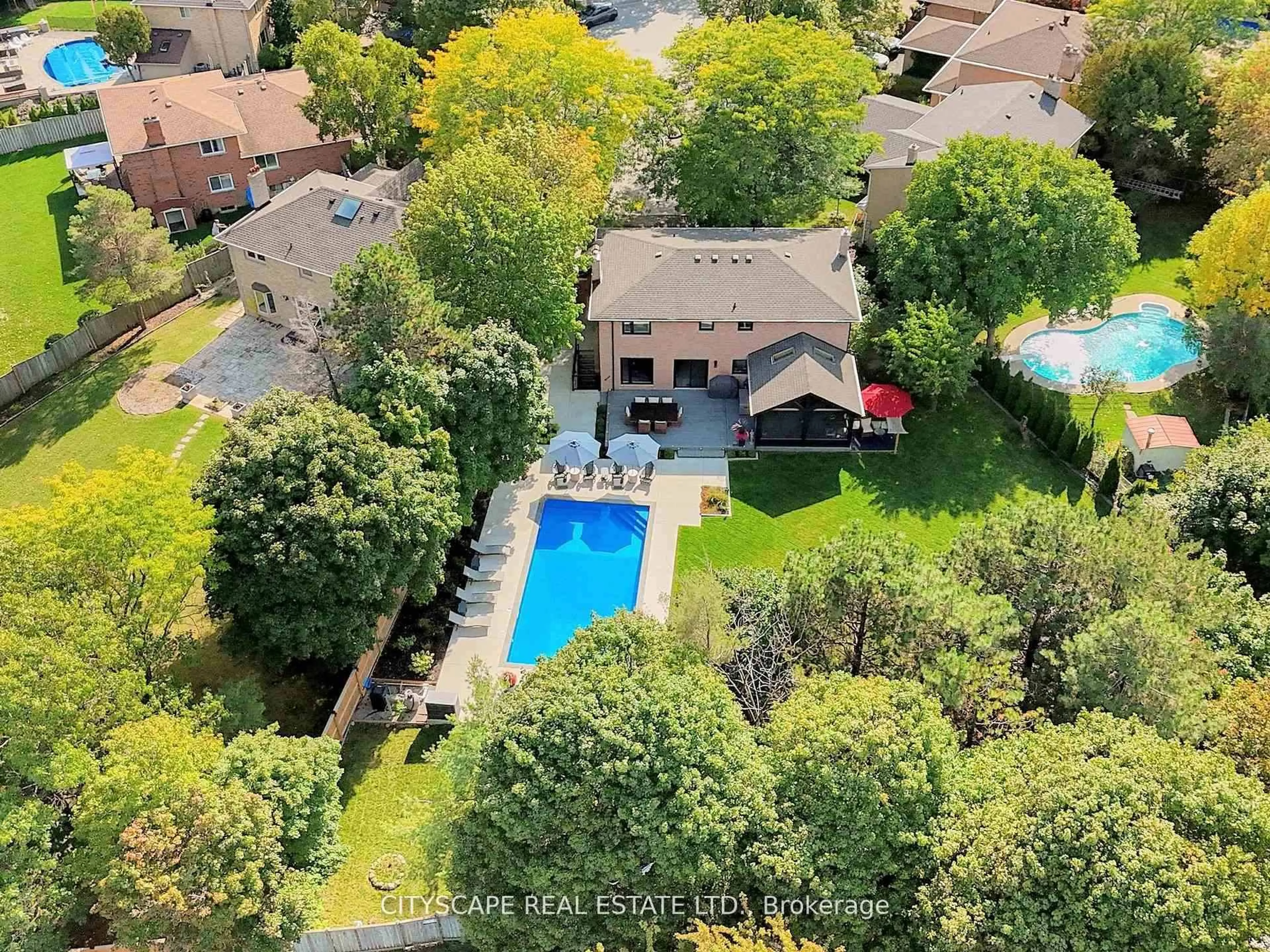 A pic from outside/outdoor area/front of a property/back of a property/a pic from drone, water/lake/river/ocean view for 2585 Kenna Crt, Mississauga Ontario L5K 2K4