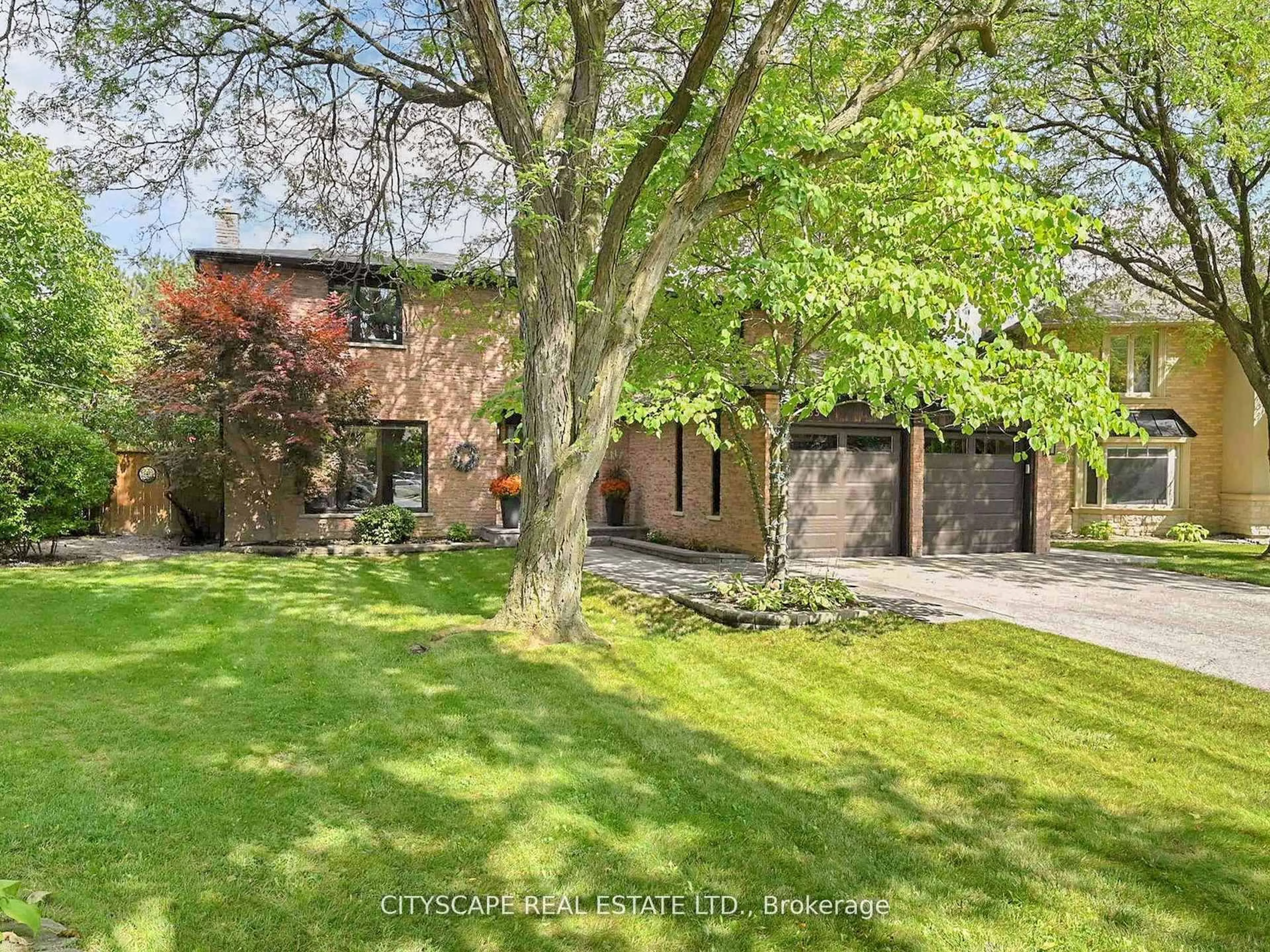 A pic from outside/outdoor area/front of a property/back of a property/a pic from drone, street for 2585 Kenna Crt, Mississauga Ontario L5K 2K4