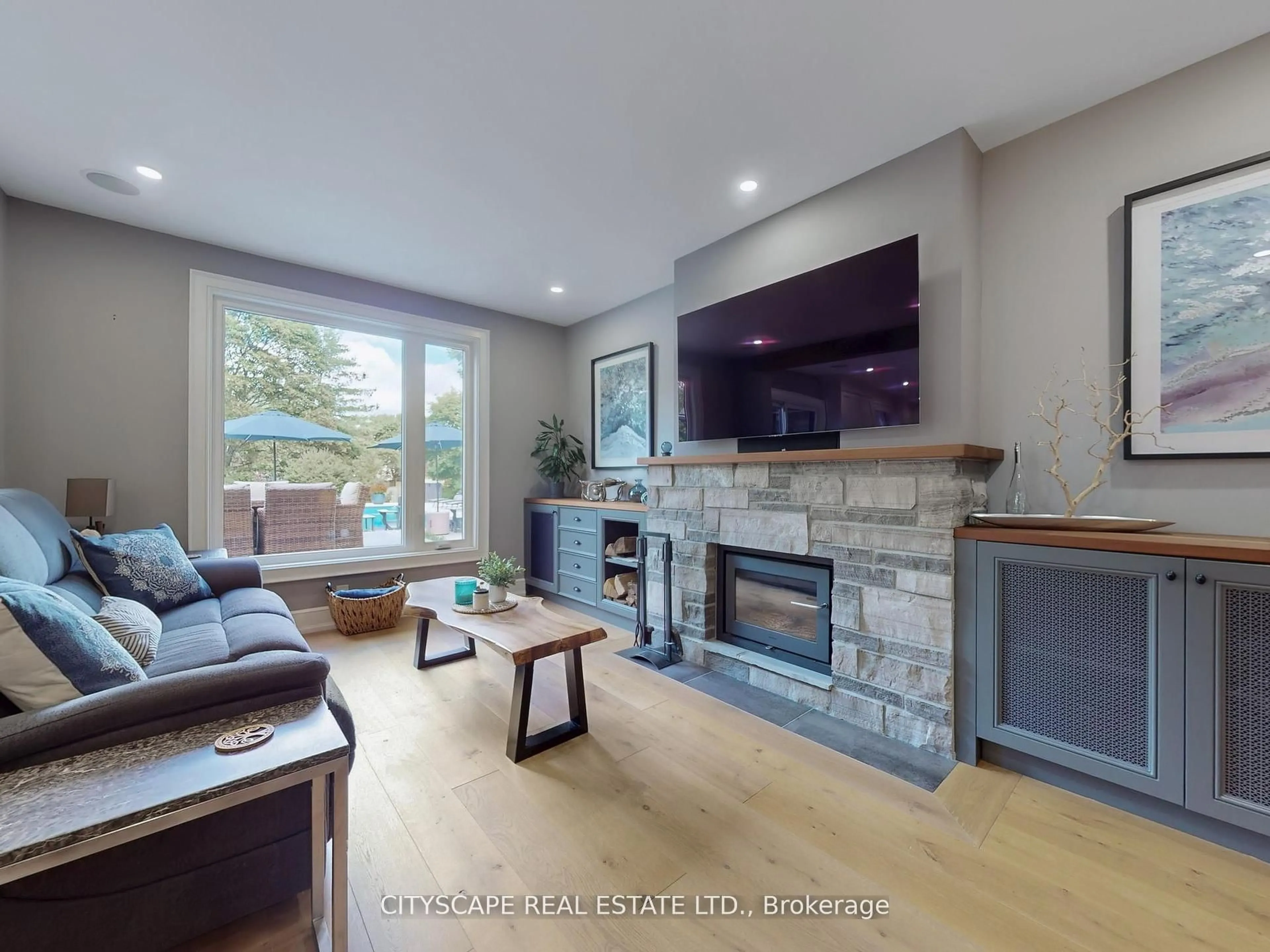 Living room with furniture, unknown for 2585 Kenna Crt, Mississauga Ontario L5K 2K4