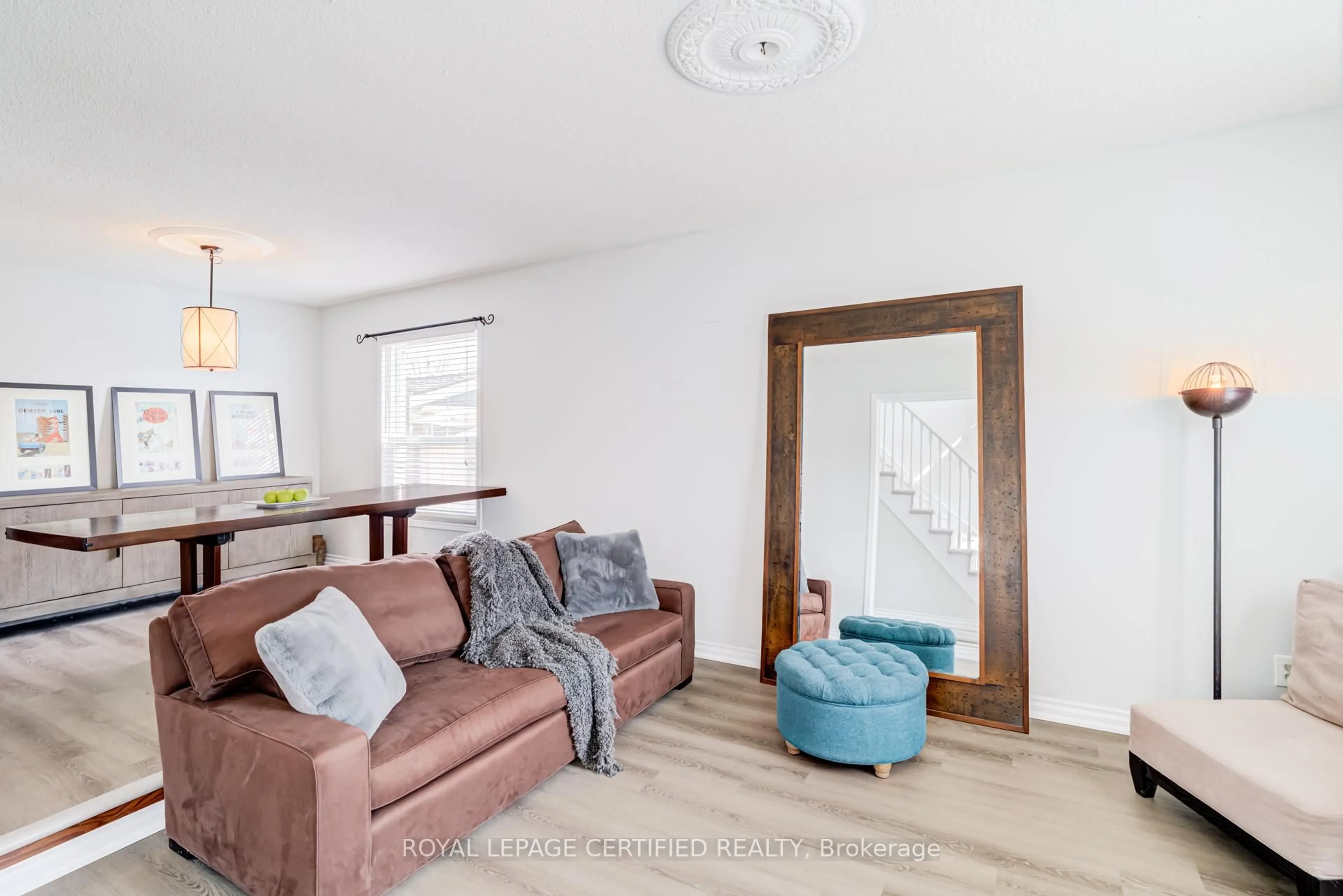 Living room with furniture, unknown for 2197 Oakridge Cres, Burlington Ontario L7M 4C8