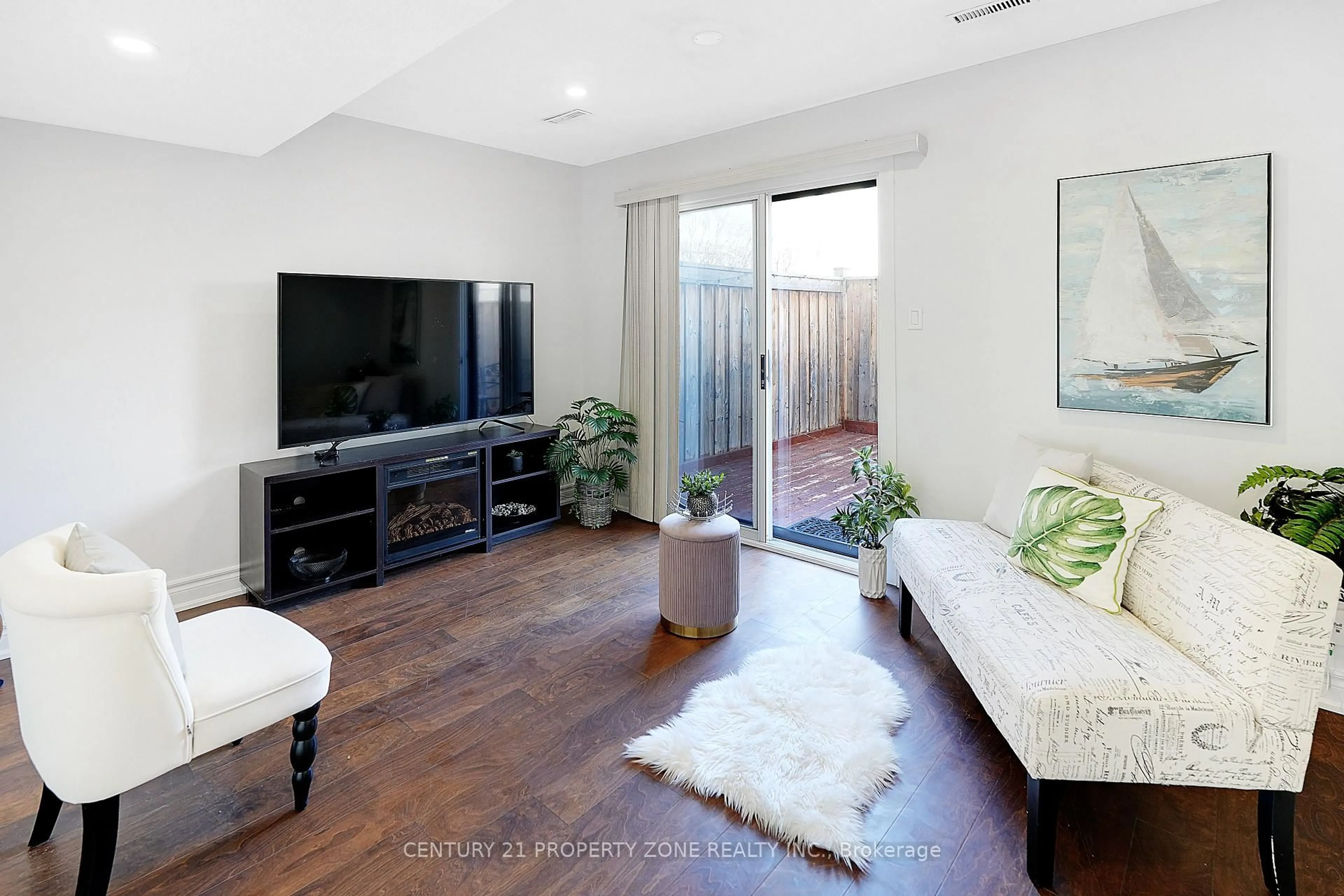 Living room with furniture, wood/laminate floor for 7340 Copenhagen Rd #40, Mississauga Ontario L5N 2S5