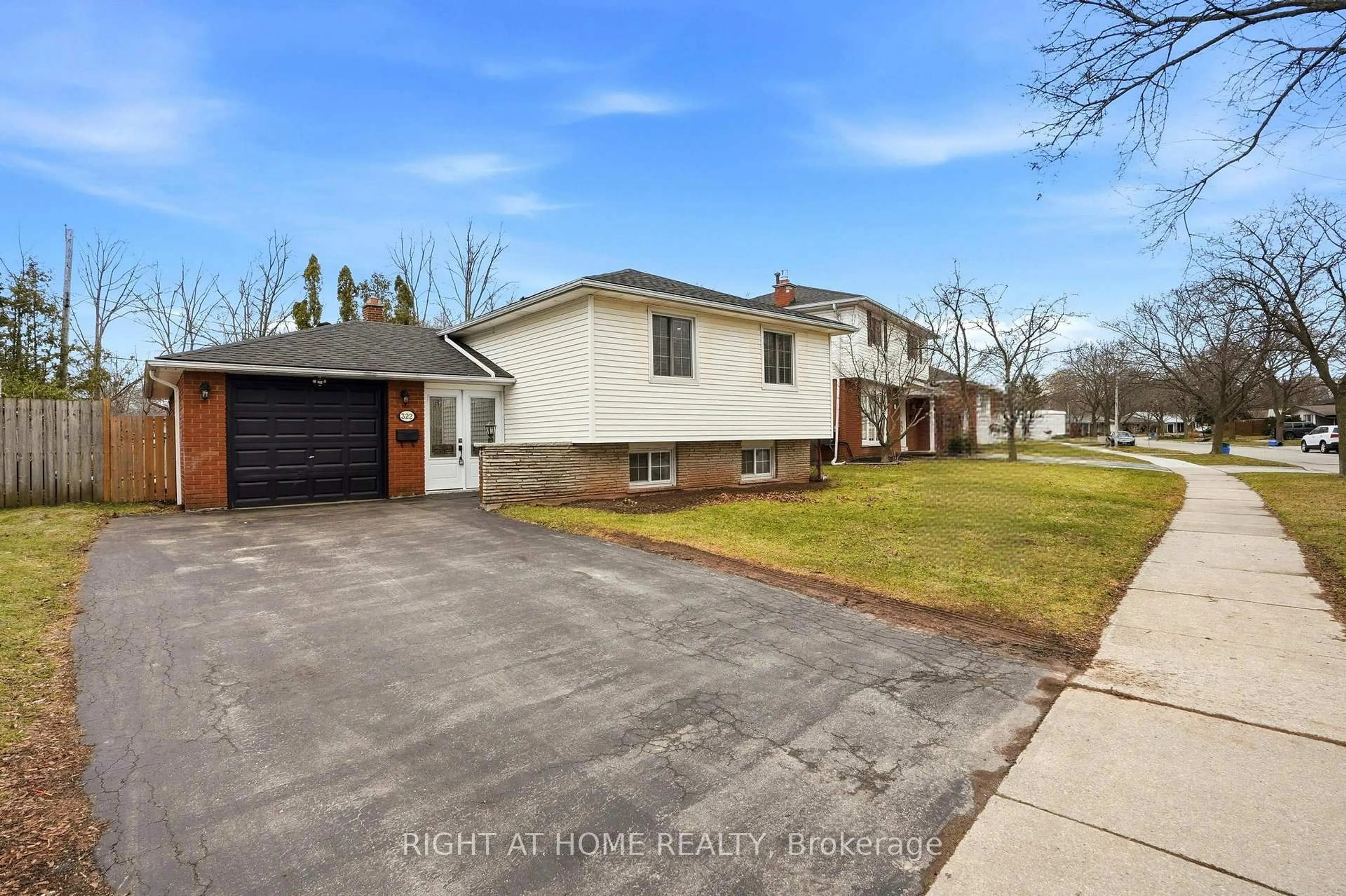 A pic from outside/outdoor area/front of a property/back of a property/a pic from drone, street for 322 Melores Dr, Burlington Ontario L7L 4T8